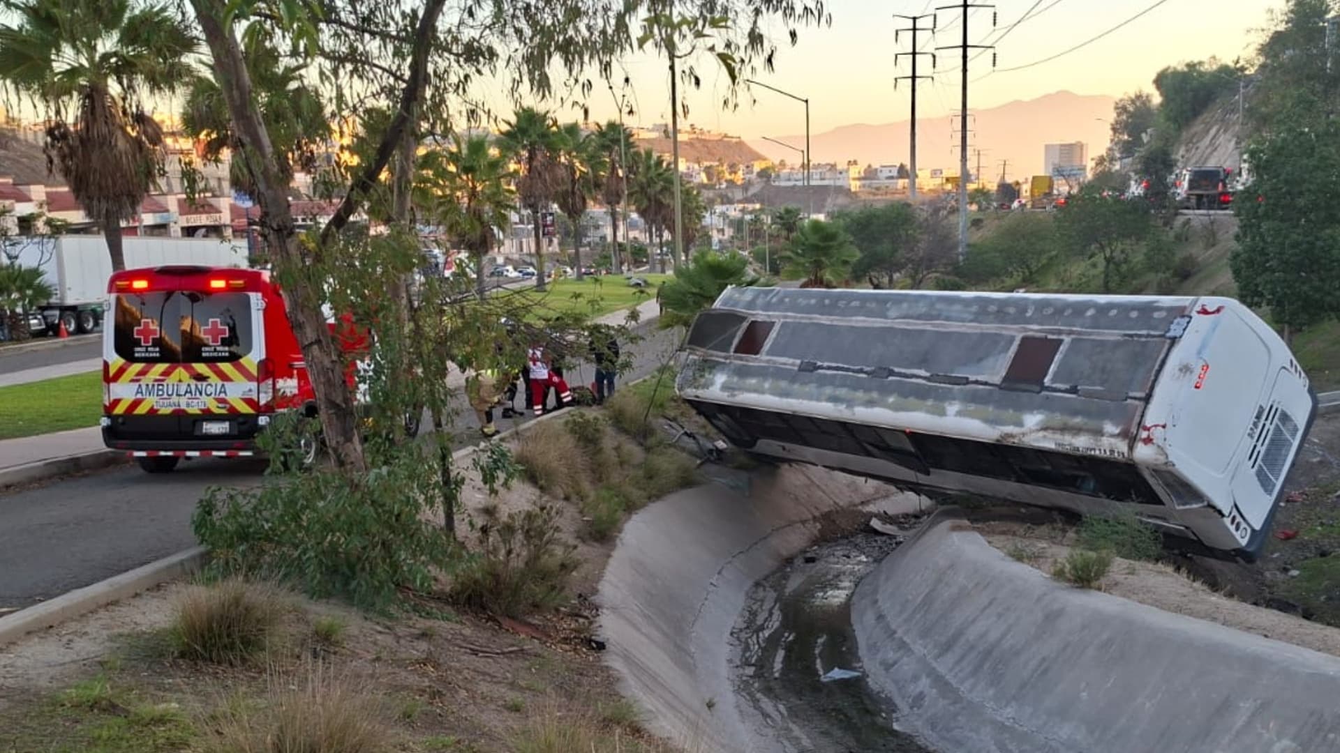 Camión de Transporte de Personal Cae a Cuneta del Libramiento Rosas Magallón en Tijuana