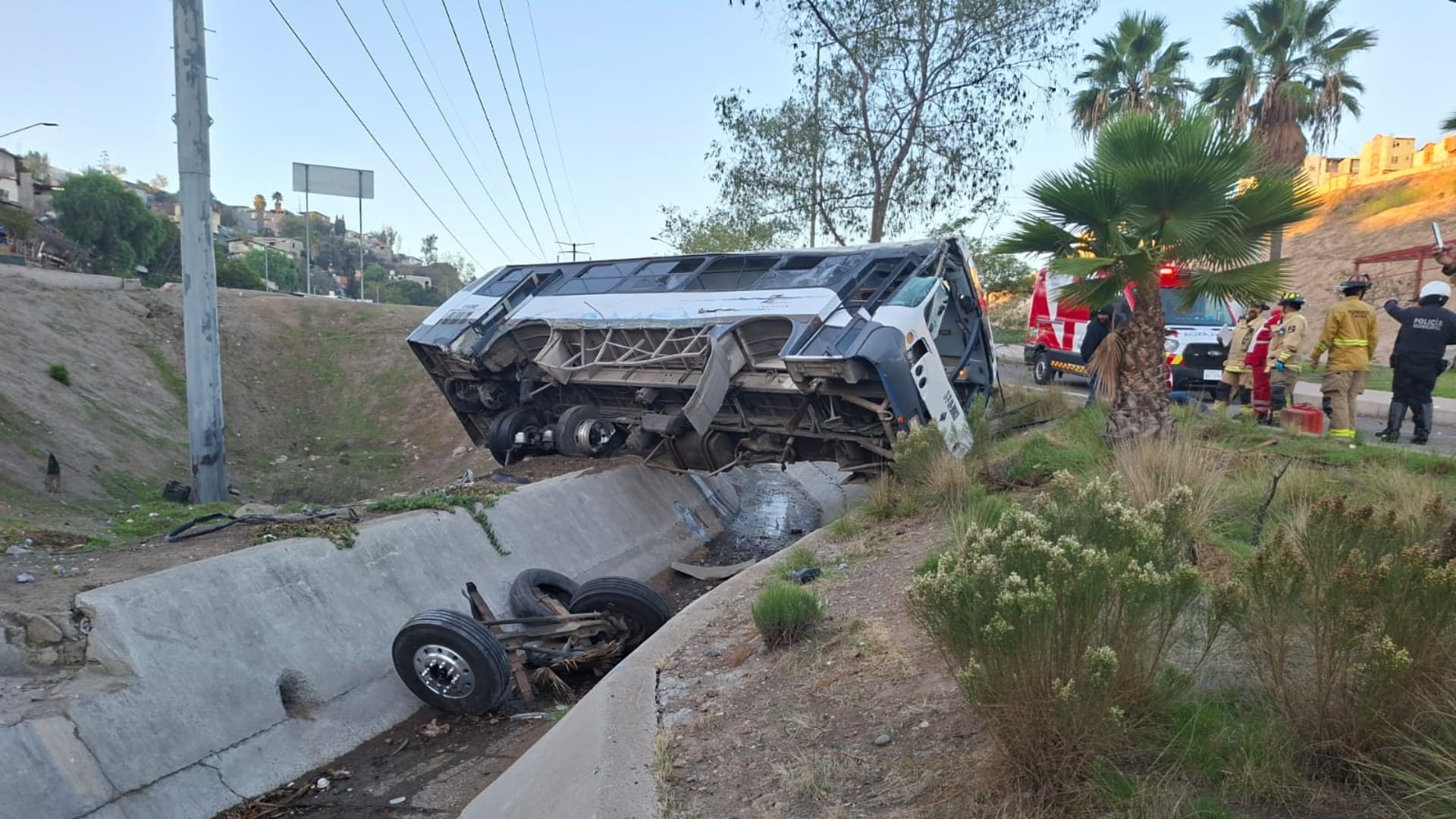 Camión de Transporte de Personal Cae a Cuneta del Libramiento Rosas Magallón en Tijuana