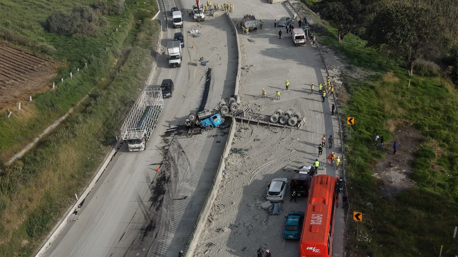 Choque Múltiple y Volcadura de Tráiler en la Autopista México-Puebla Deja 2 Muertos