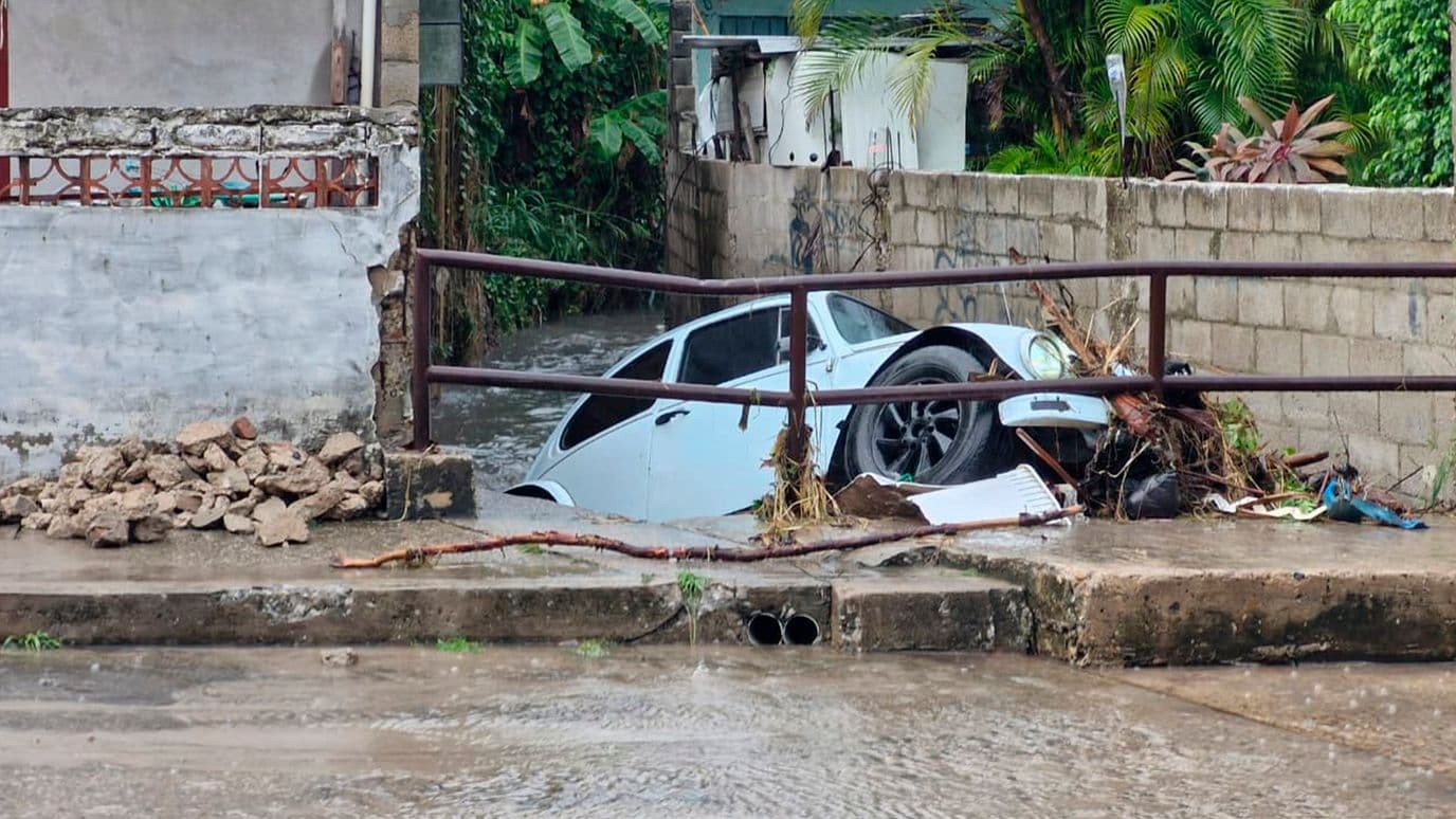 Corriente Arrastra Auto a un Canal en Tampico