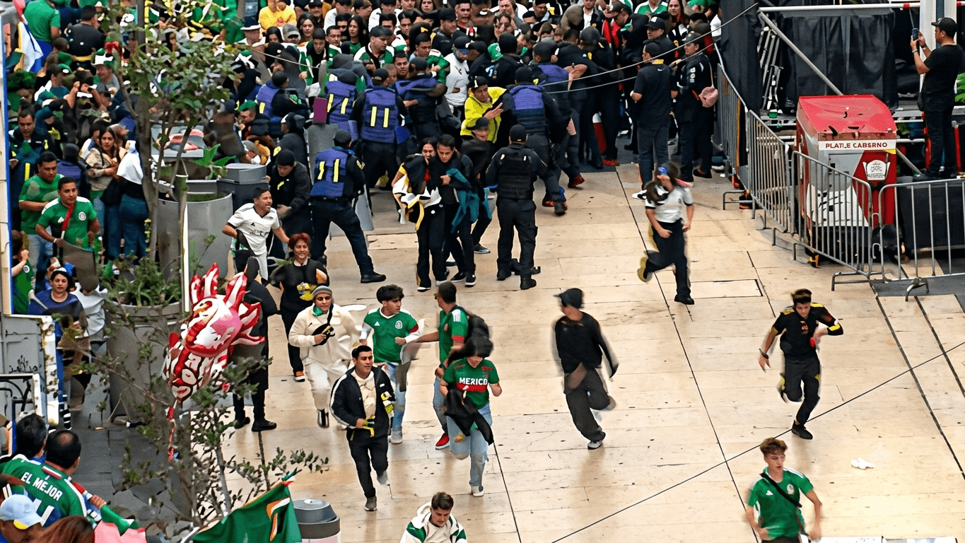 Aficionados tiran vallas irrumpen Fan Festival CDMX