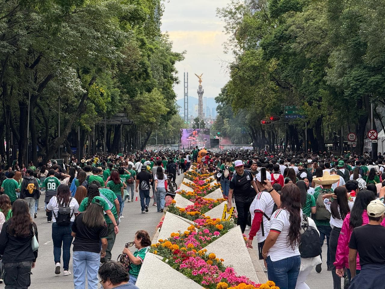 Aficionados Comienzan a Llegar al Ángel Previo al Partido México vs Ecuador en Mundial 2026
