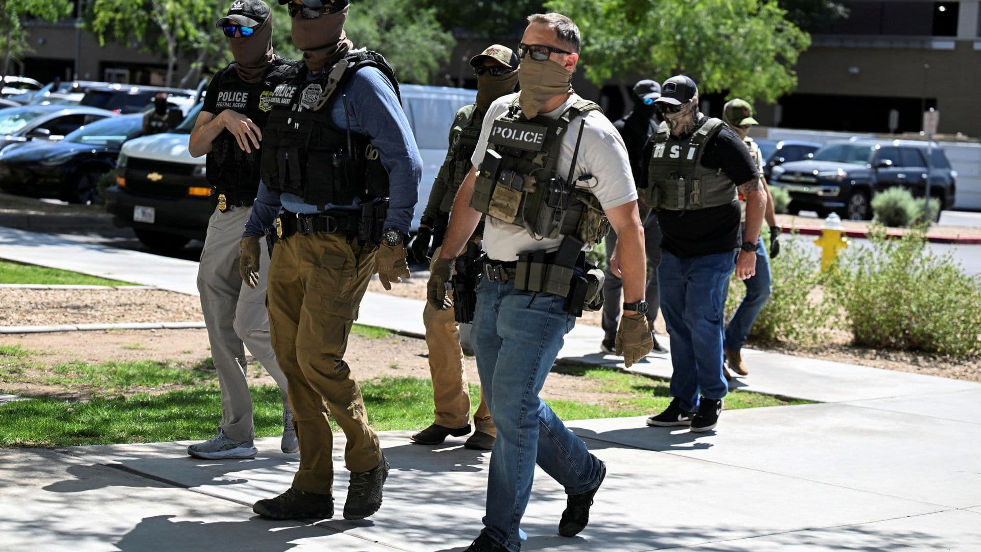 Agentes de HSI e ICE enmascarados. Foto: Reuters