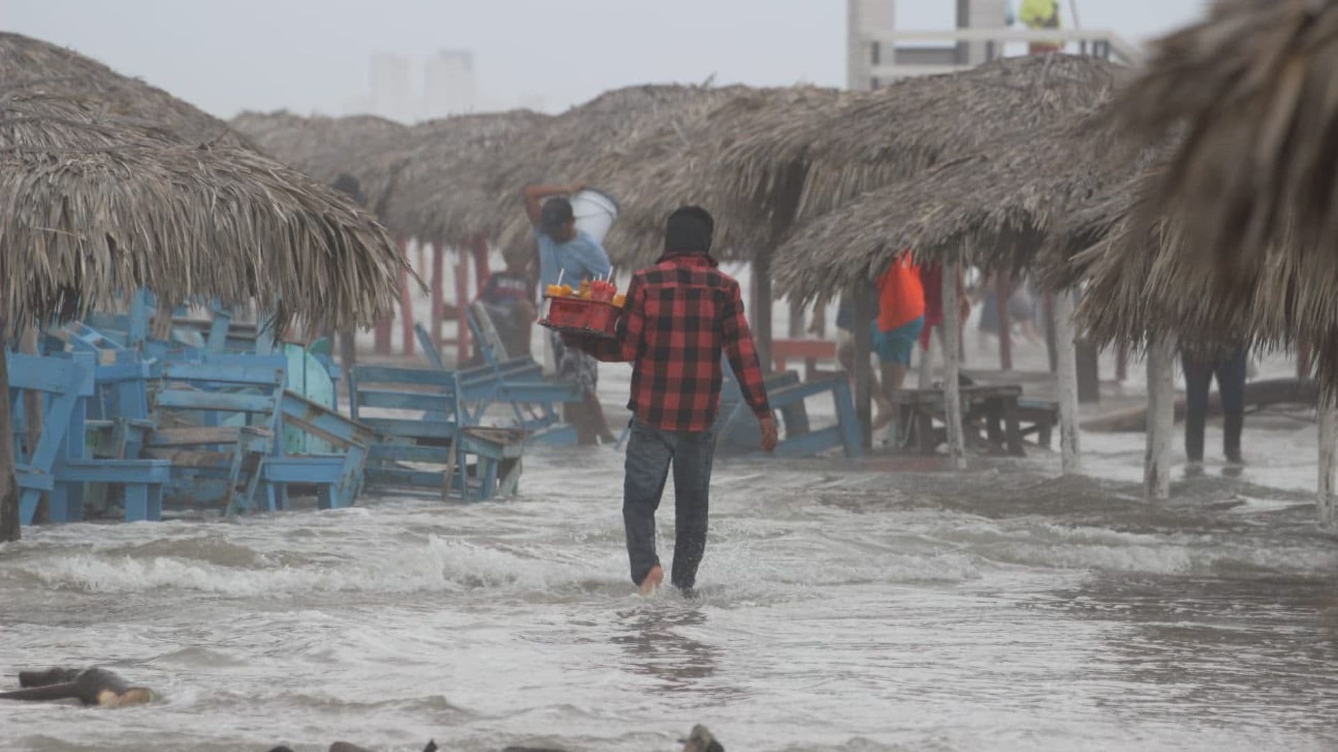 Marea Alta Afecta Playa Miramar en Cd. Madero Tras Paso del Huracán Isaias