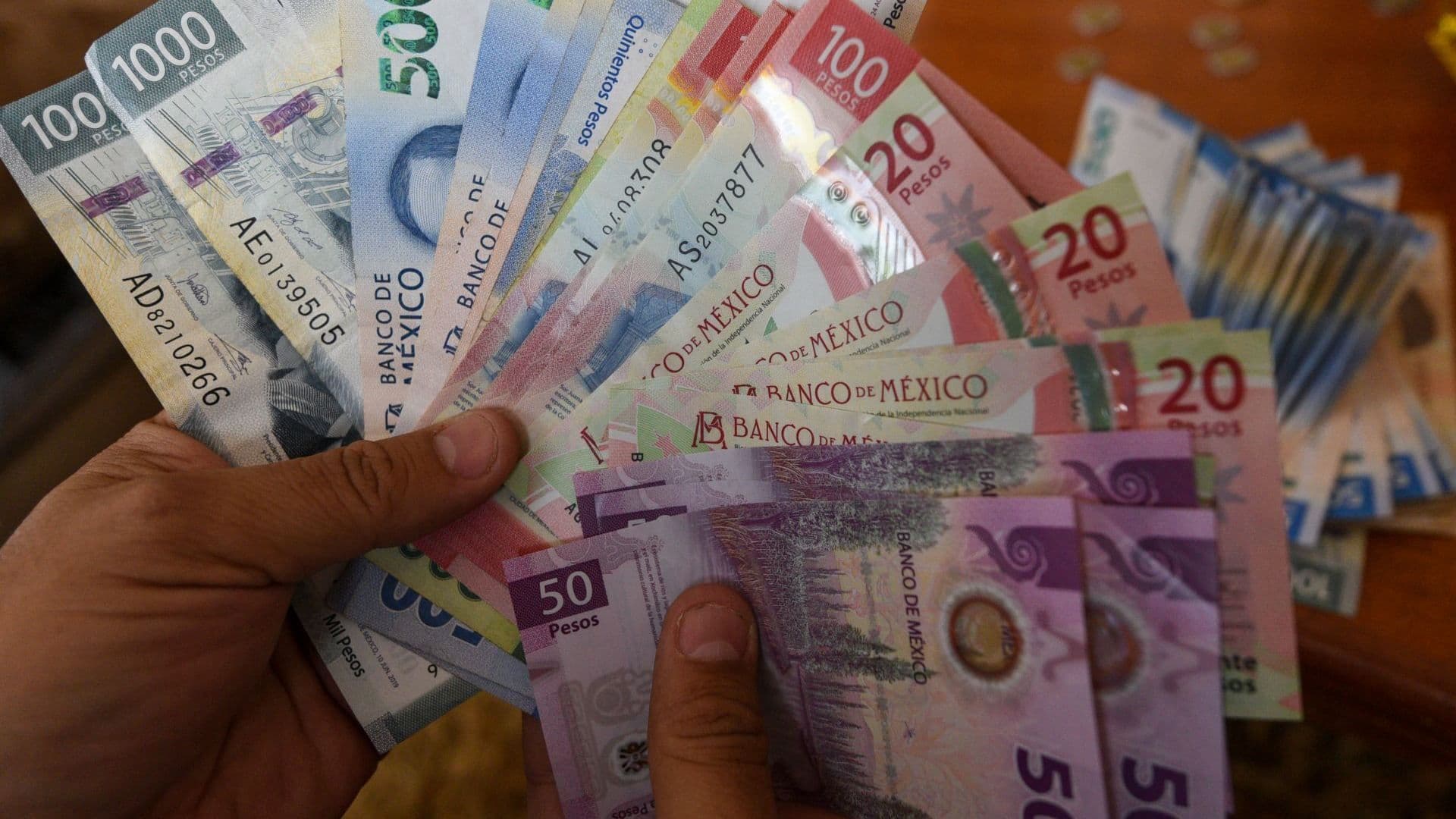 Billetes mexicanos de distintas denominaciones. Aguinaldo Pensionados IMSS fecha de entrega 2026