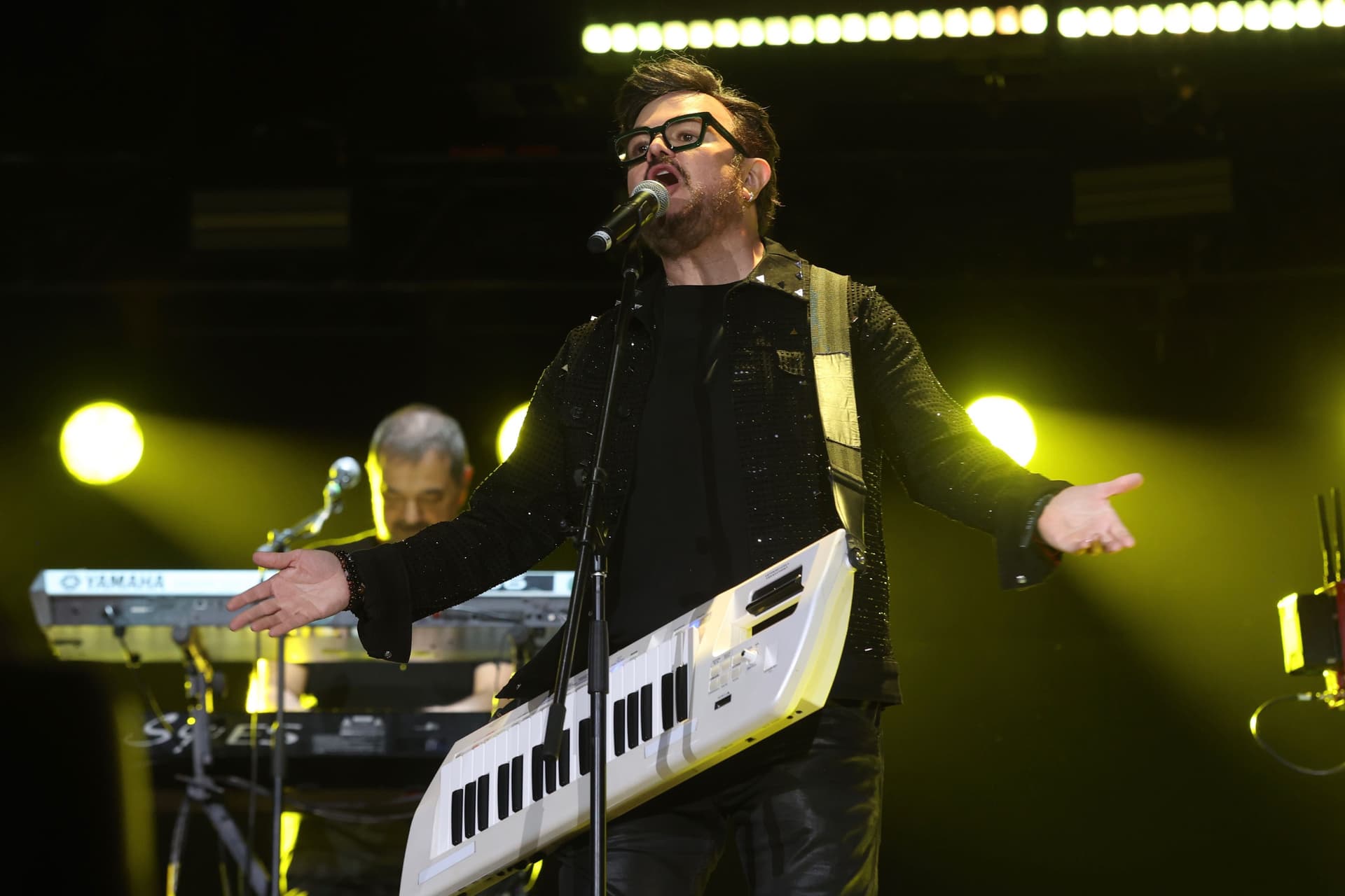 Aleks-Syntek-Anuncia-Se-Va-de-Mexico-Borra-el-Mensaje