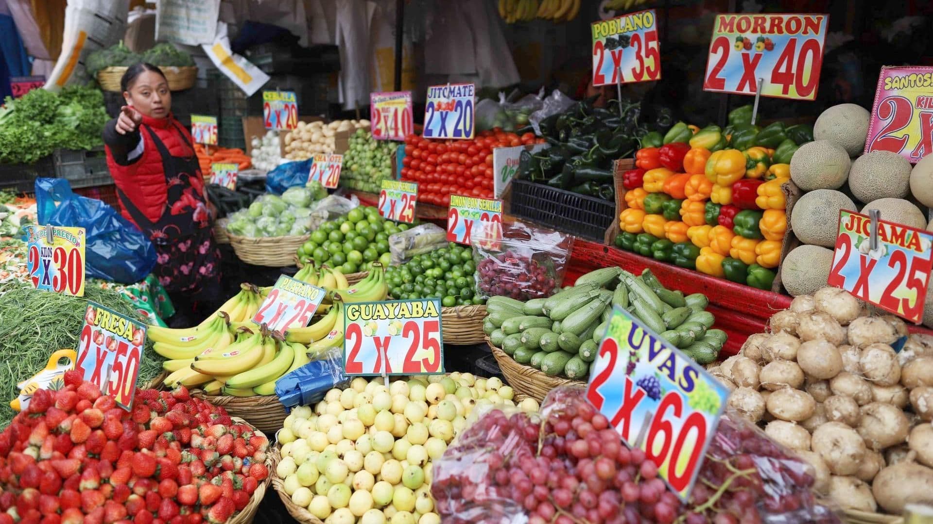Frutas y Verduras en Puesto de Mercado. Conoce cuáles son los Alimentos más nutritivos que puedes incluir en tu comida diaria