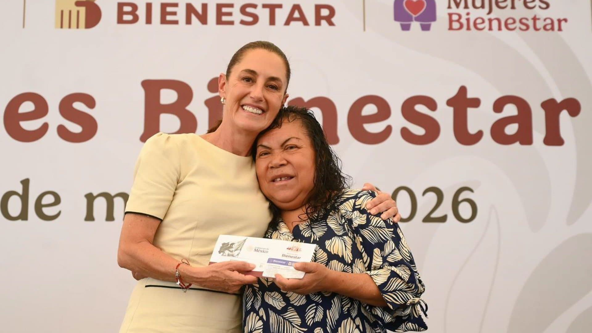 Claudia Sheinbaum y Mujer. Cuando anuncian Calendario de Pagos Pensión Bienestar Julio 2026.