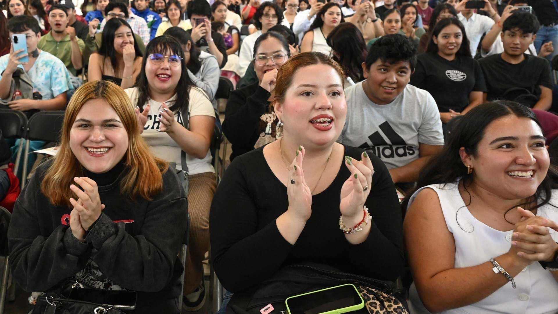 Jóvenes durante entrega de Apoyo Económico. Apoyo Bienestar Embajadores Juventud 2026.