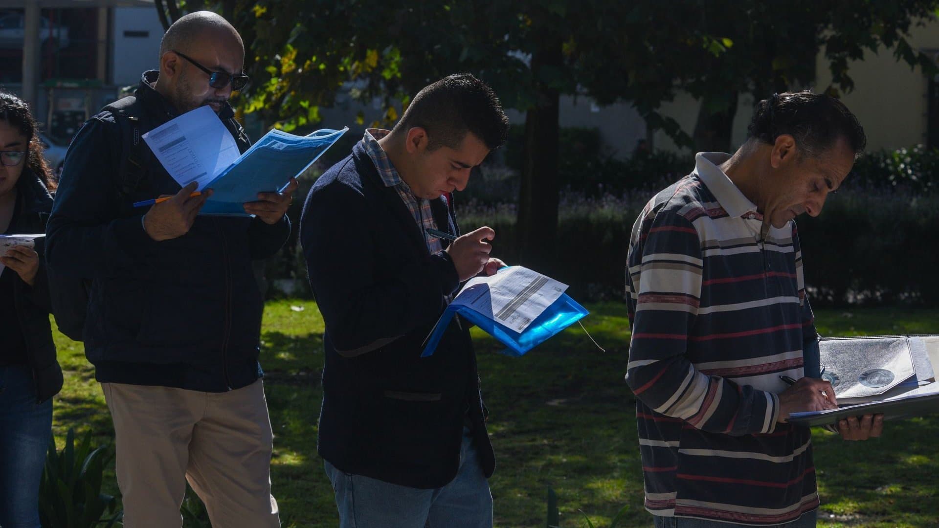 Hombres haciendo fila.Convocatoria Apoyo al Desempleo CDMX 2026