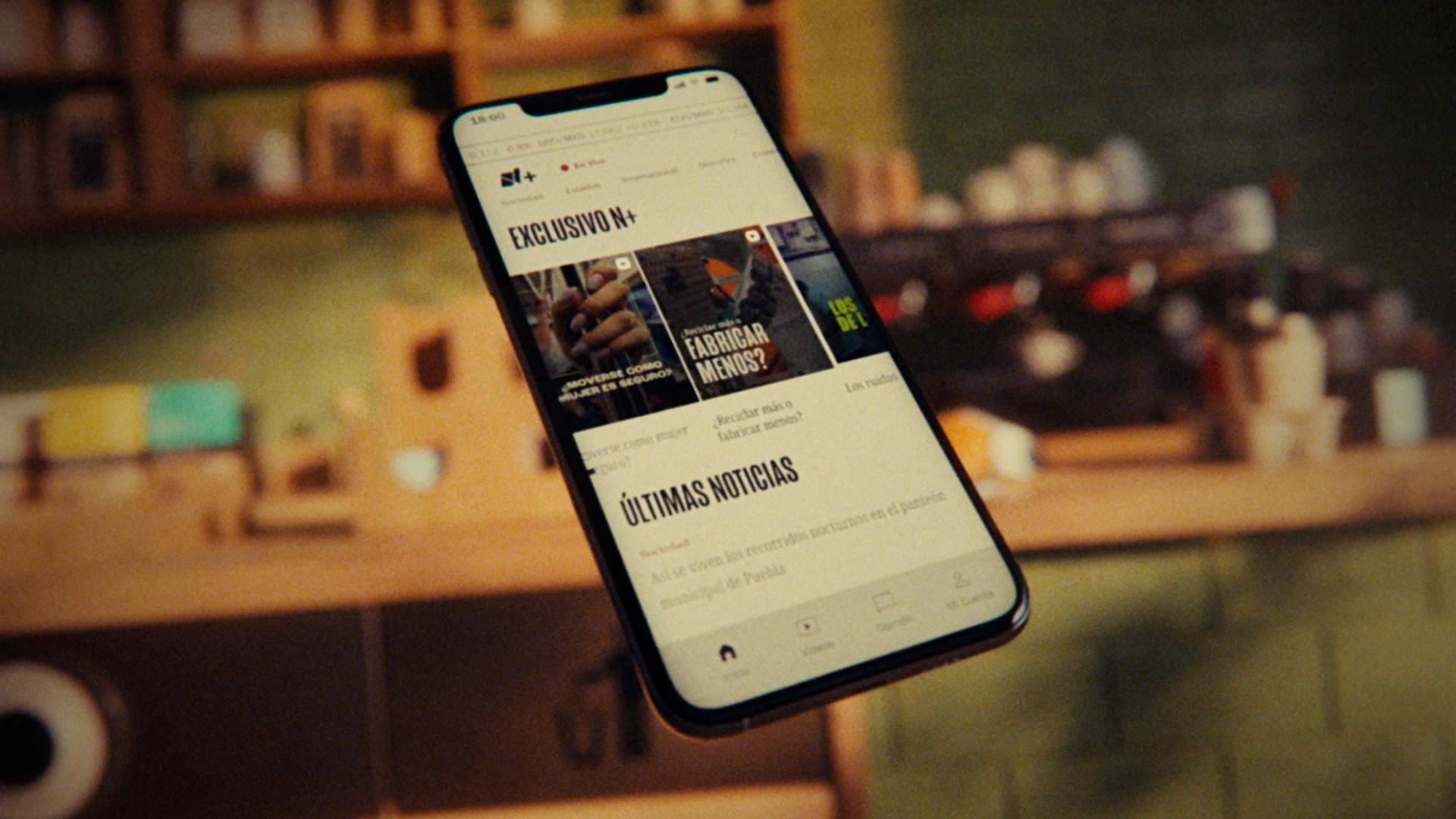 Celular muestra contenido en app Nmás. Cómo descargar app Nmas en iOS y Android.
