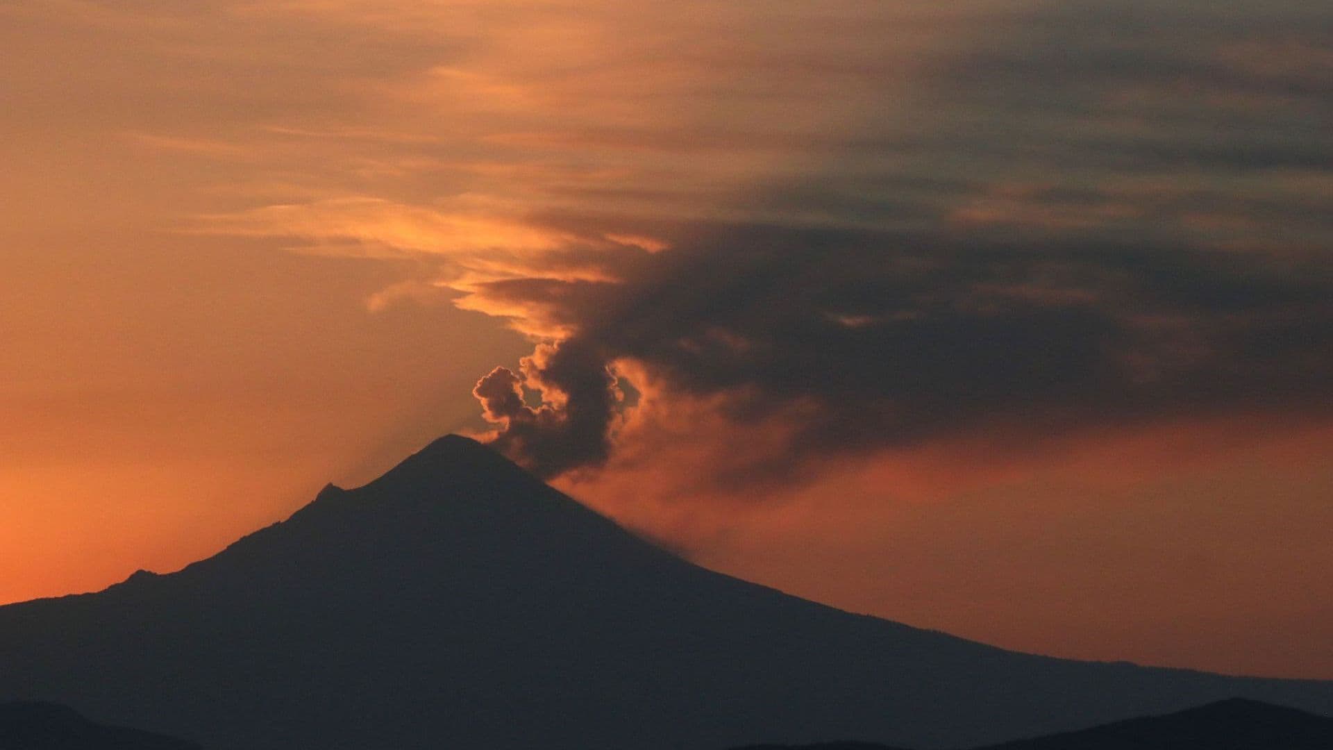 La silueta del volcán Popocatépetl es bañada por la luz del amanecer. Foto: Cuartoscuro/Archivo