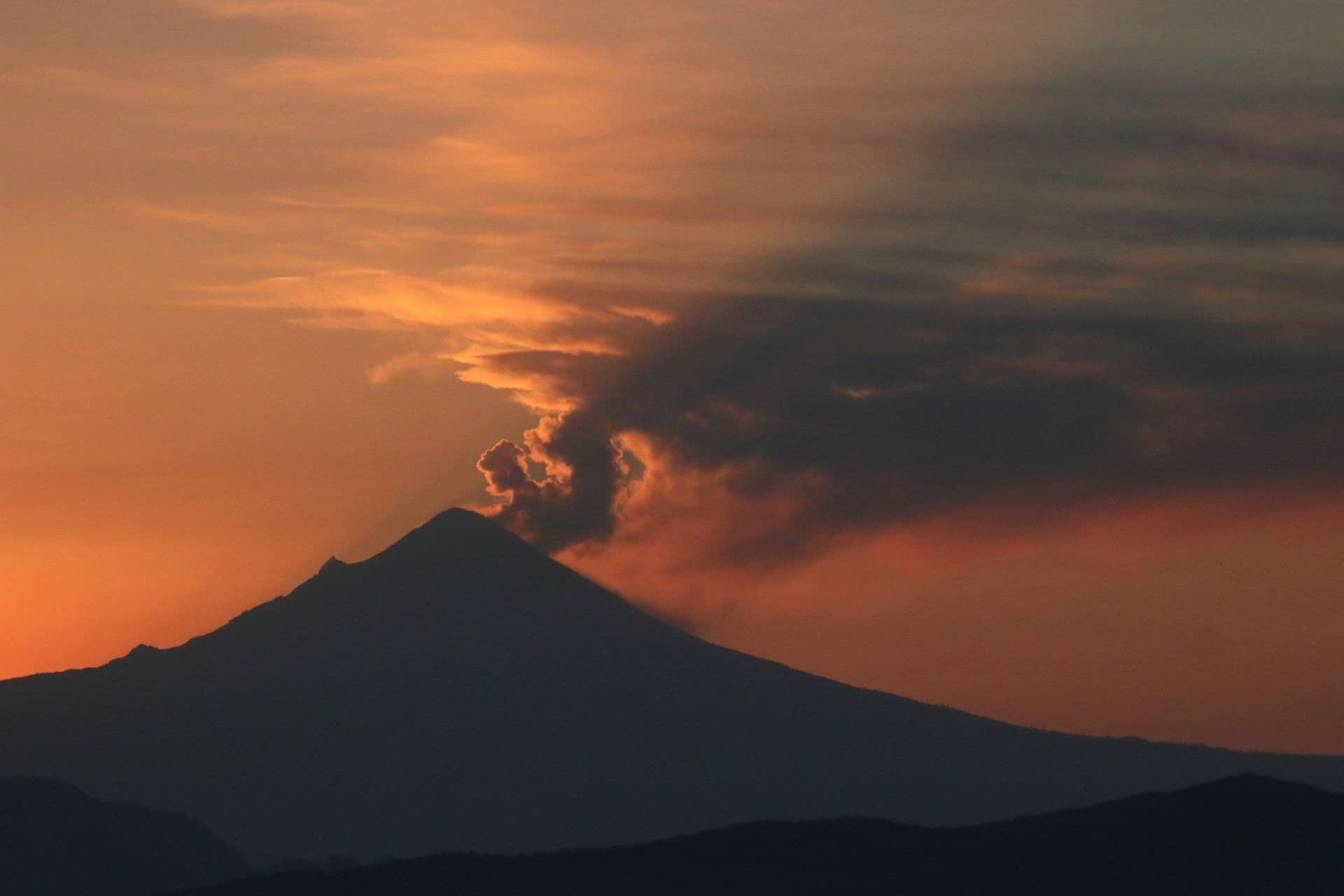 La silueta del volcán Popocatépetl es bañada por la luz del amanecer. Foto: Cuartoscuro/Archivo
