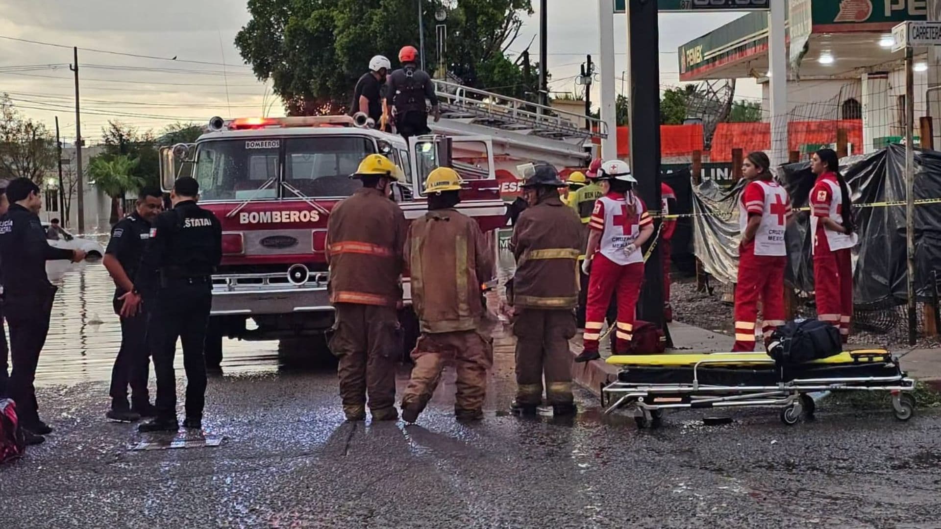 Muere Hombre por Descarga Eléctrica en Una Calle Inundada de Caborca, Sonora