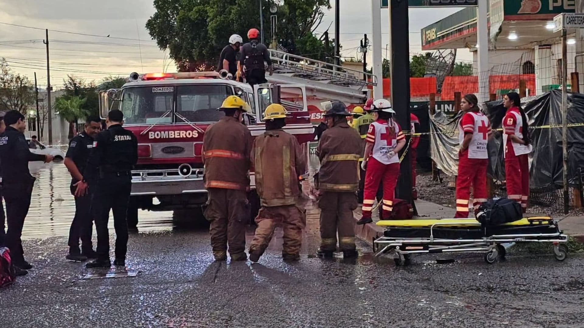 Muere Hombre por Descarga Eléctrica en Una Calle Inundada de Caborca, Sonora