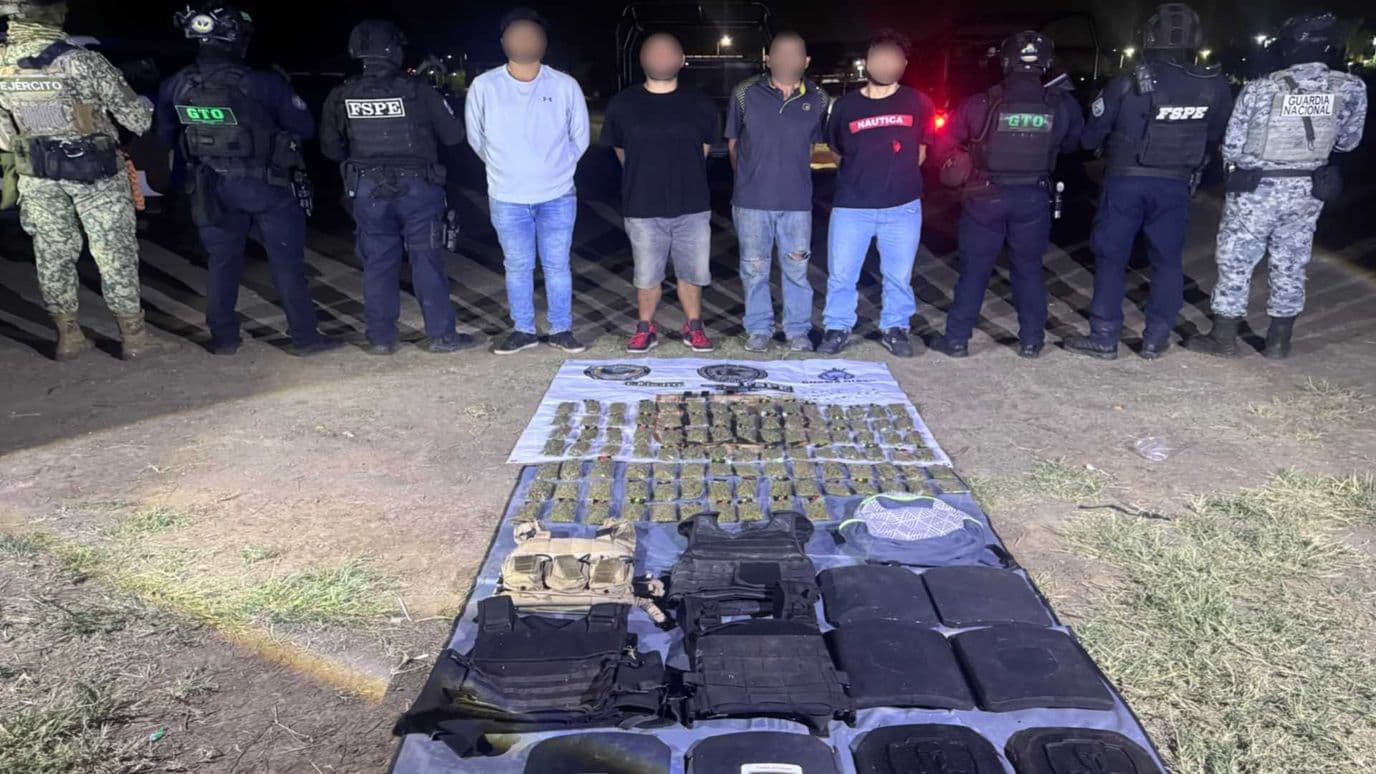 La mercancía y los hombres detenidos fueron presentados ante las autoridades correspondientes.