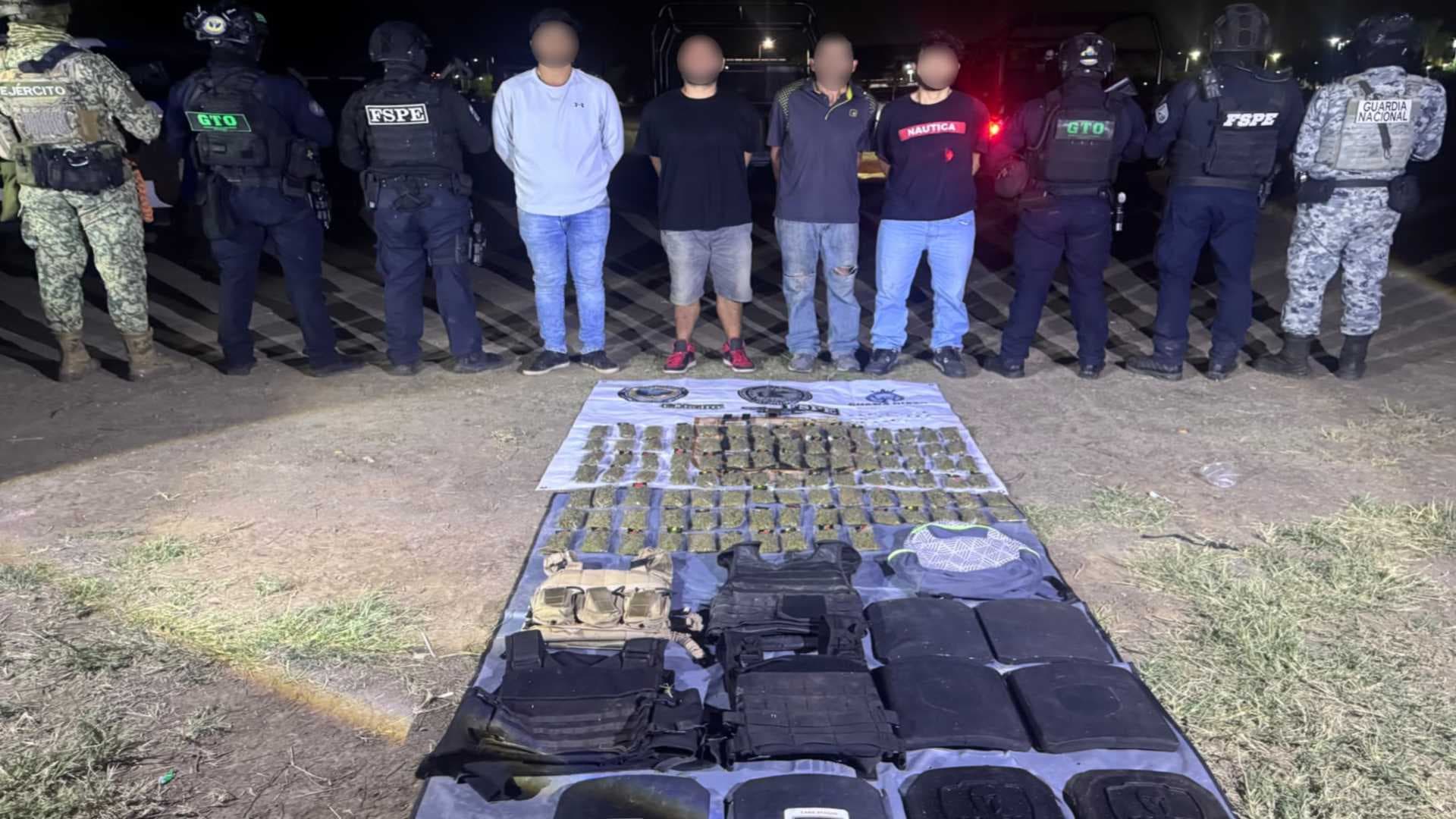 La mercancía y los hombres detenidos fueron presentados ante las autoridades correspondientes.
