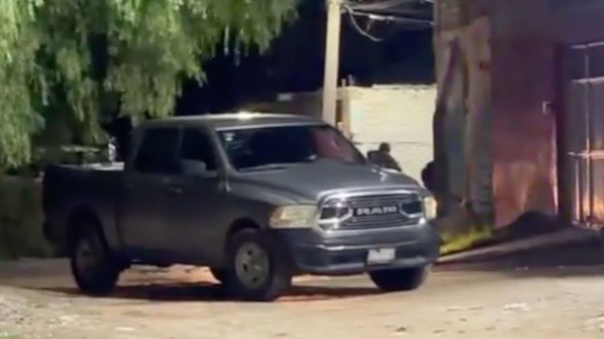 Una mujer murió después de ser atacada a balazos en la colonia Infonavit I en Salamanca, Guanajuato, otra persona resultó herida, por lo que fue llevada al hospital.