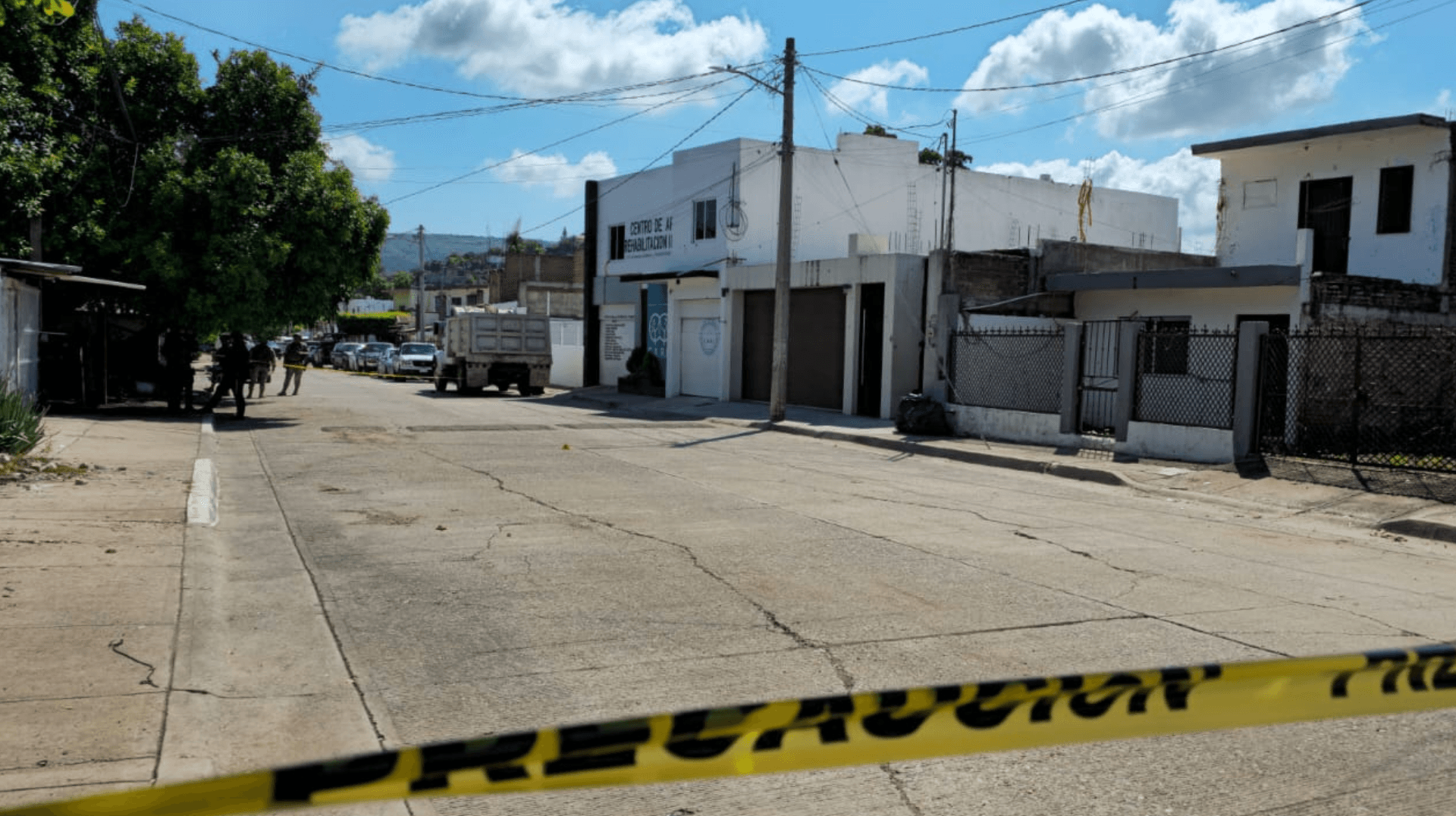 La fachada del centro quedó con impactos de bala y algunos cristales fueron destruidos