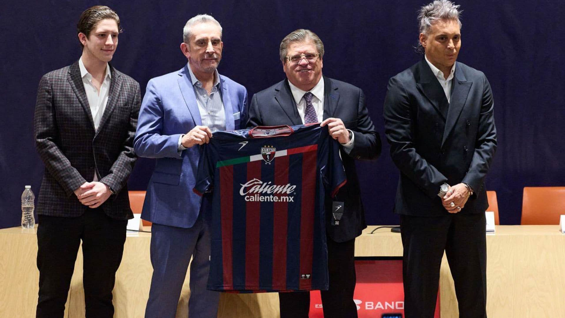 Miguel Herrera en su presentación como entrenador del Atlante