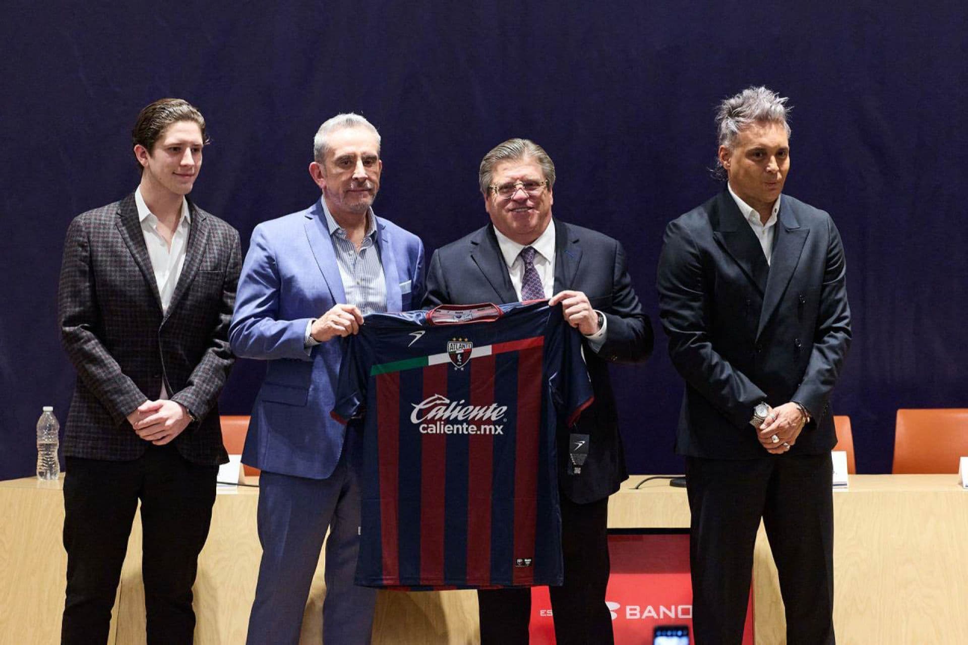 Miguel Herrera en su presentación como entrenador del Atlante