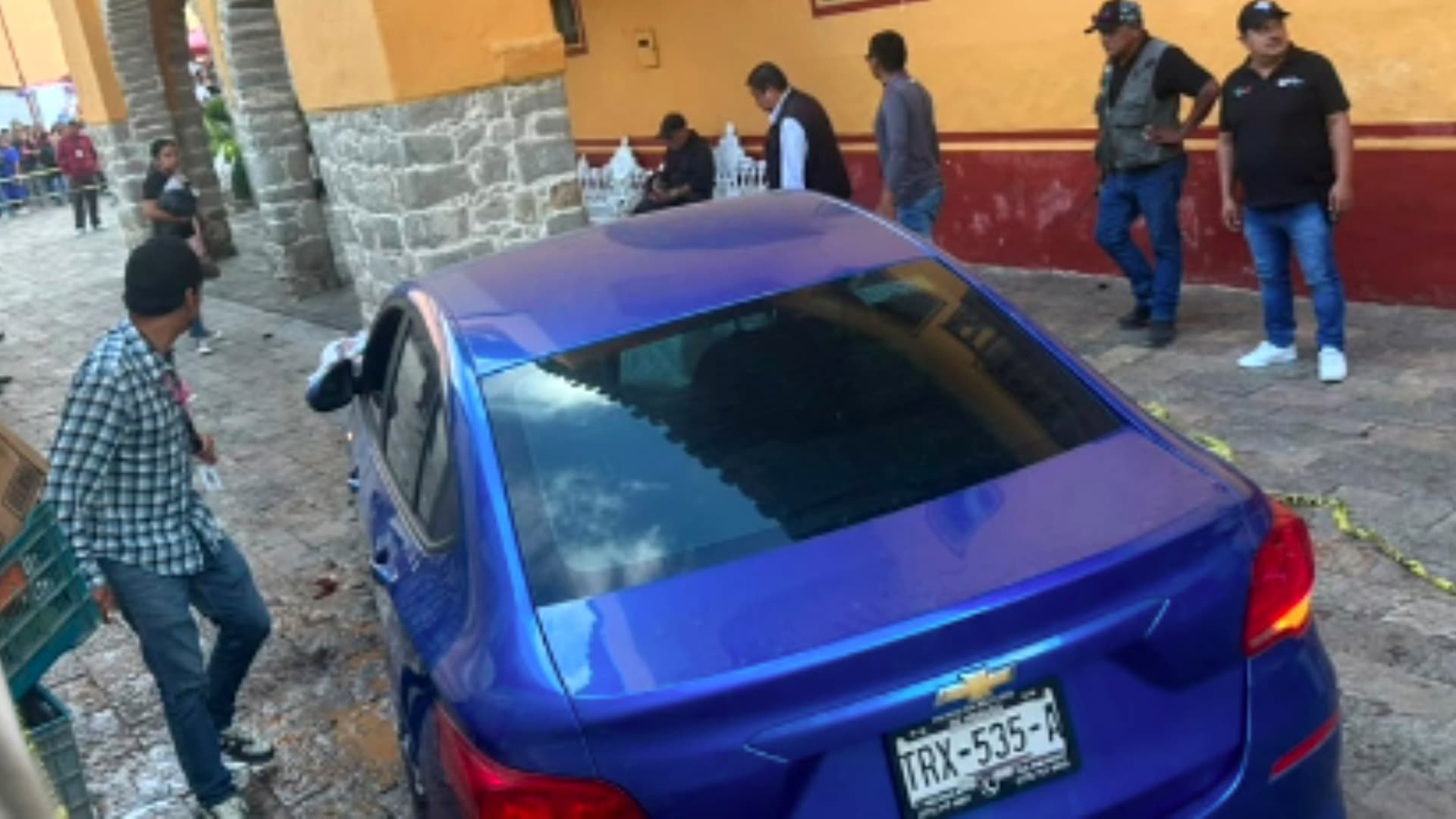 Momento Exacto que Auto Embiste a Visitantes de Feria en Zacatlán; Hay 9 Heridos
