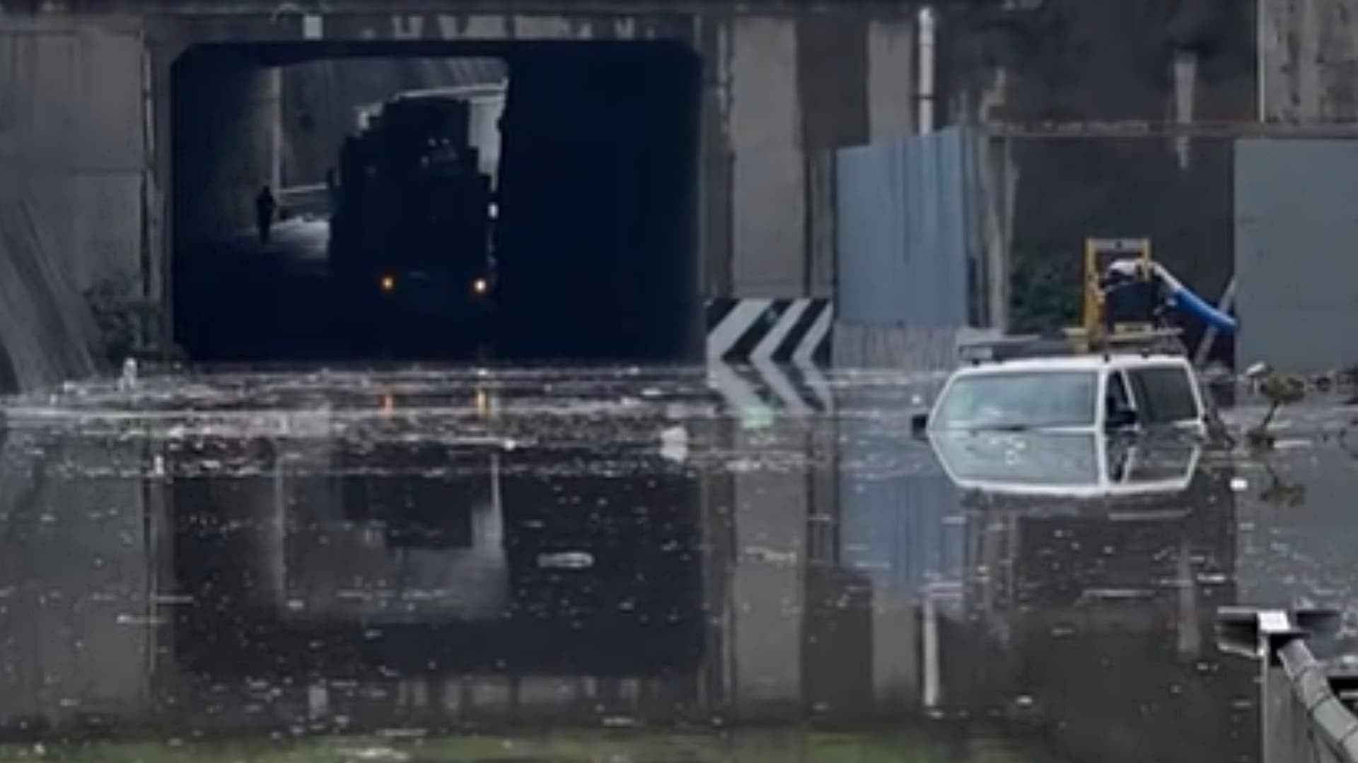 Auto queda atrapado en inundación