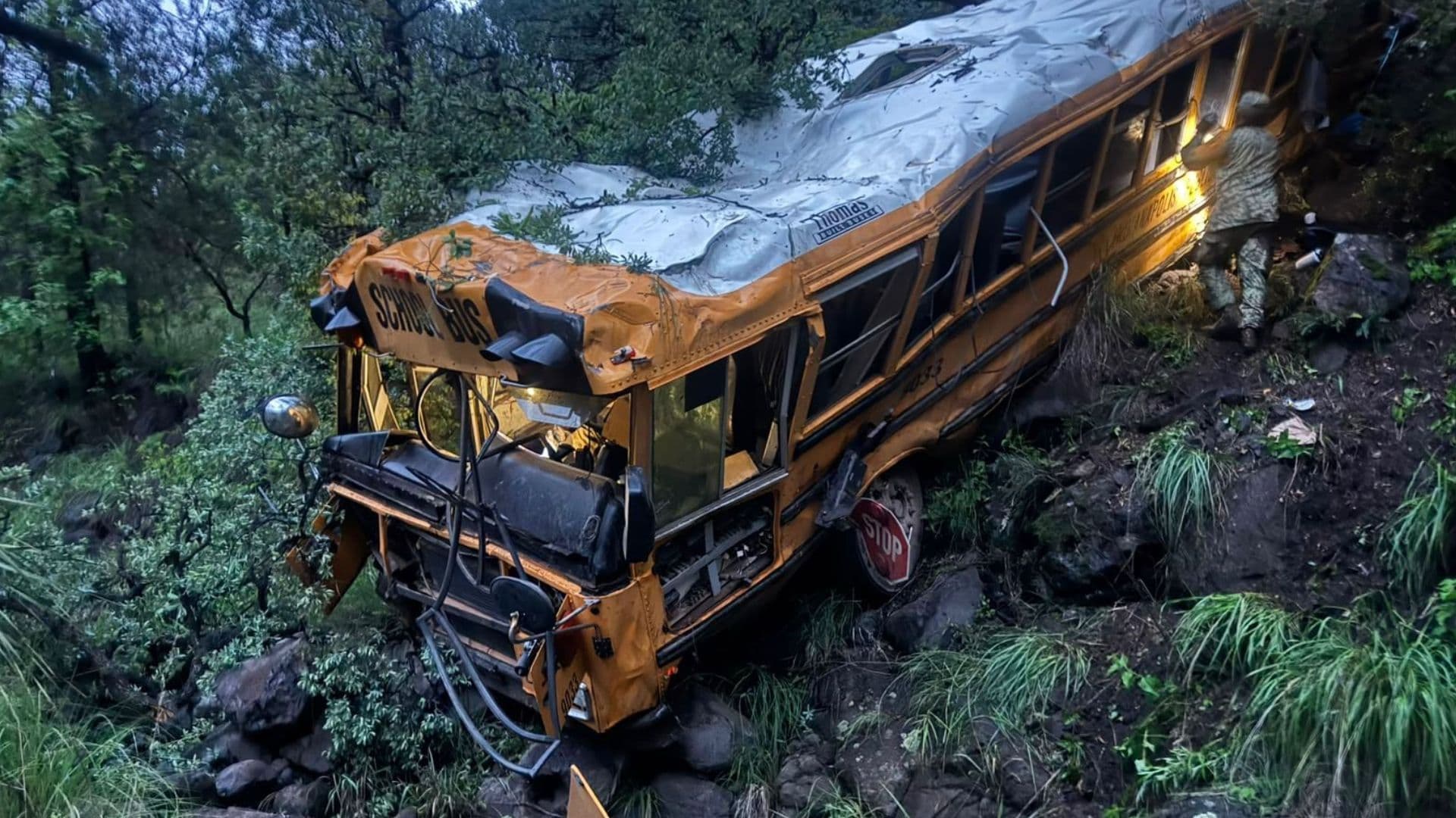 Autobús con Familias Menonitas Cae a Barranco en Madera; Reportan un Muerto y 25 Lesionados