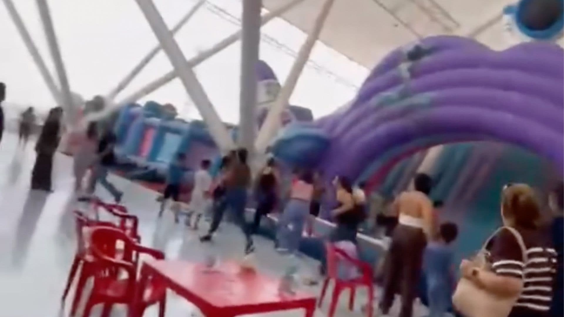 Fuertes Vientos Levantan Brincolín con Niños en Torreón