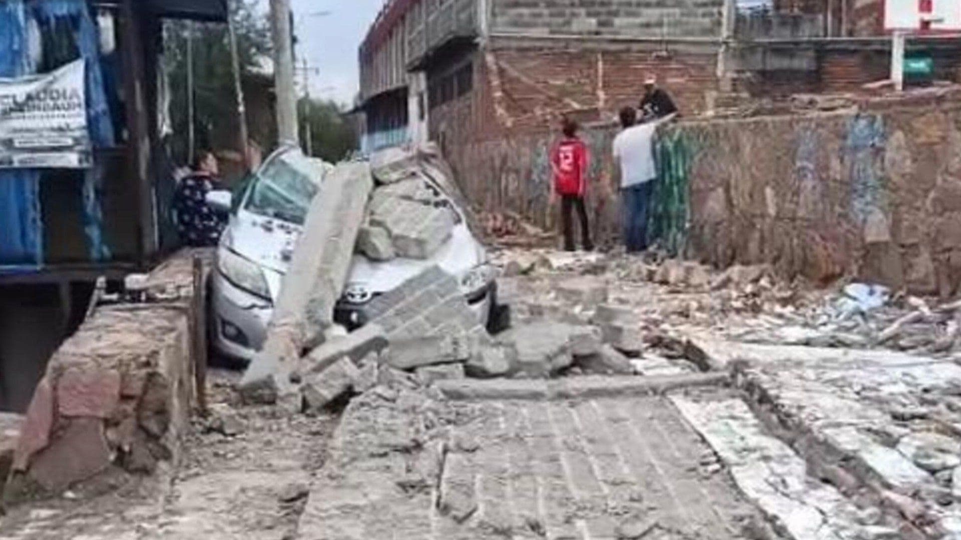Lluvias Causan Caída de Barda de Escuela y Varios Vehículos Resultan Dañados en Guanajuato