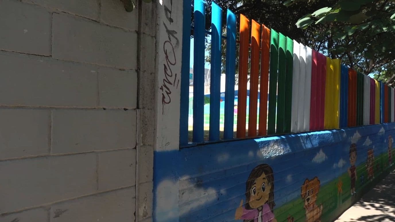 Dos escuelas están conectadas por la misma barda.
