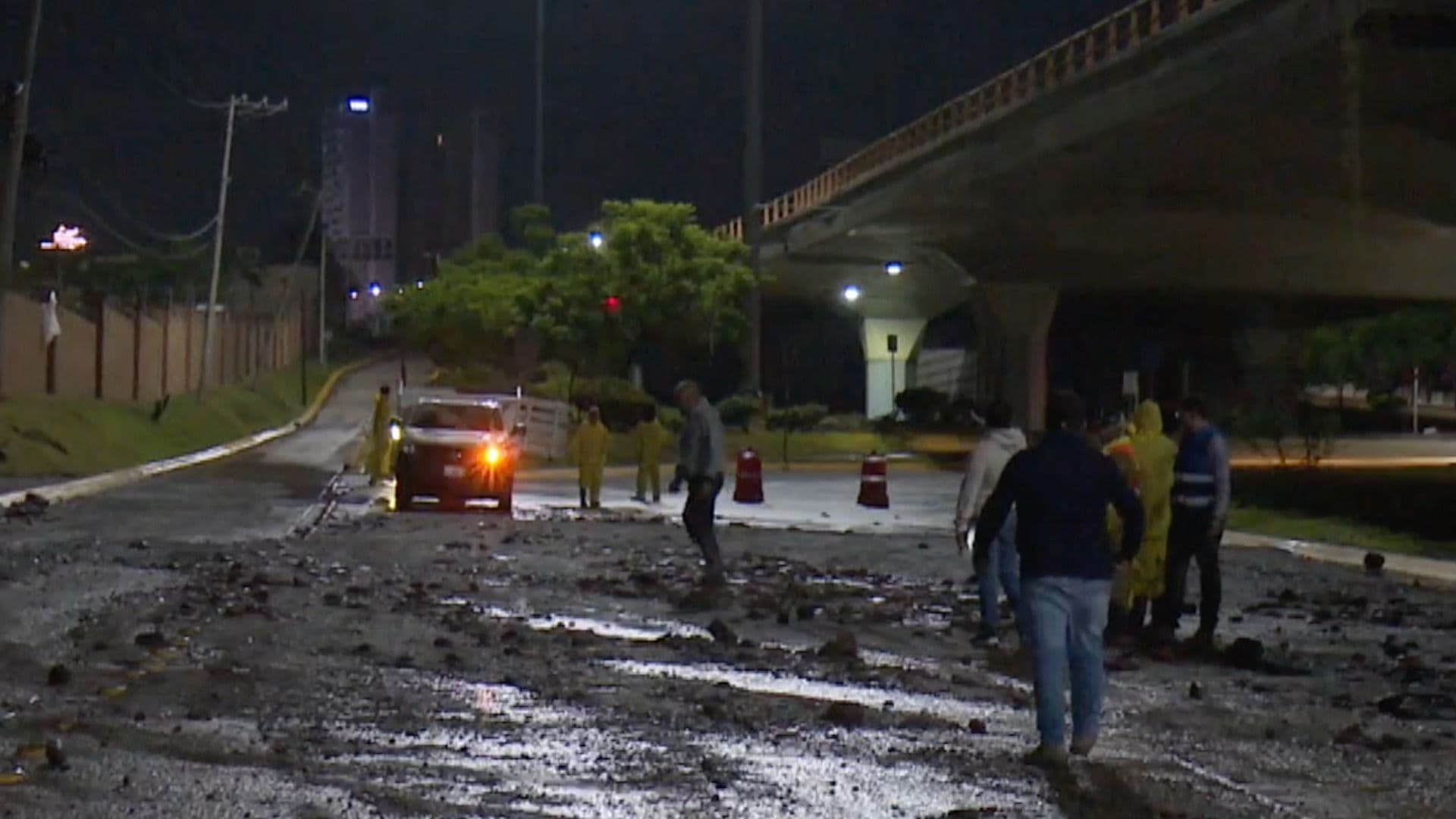 Las fuertes lluvias que sorprendieron a leoneses la noche del pasado jueves en León.