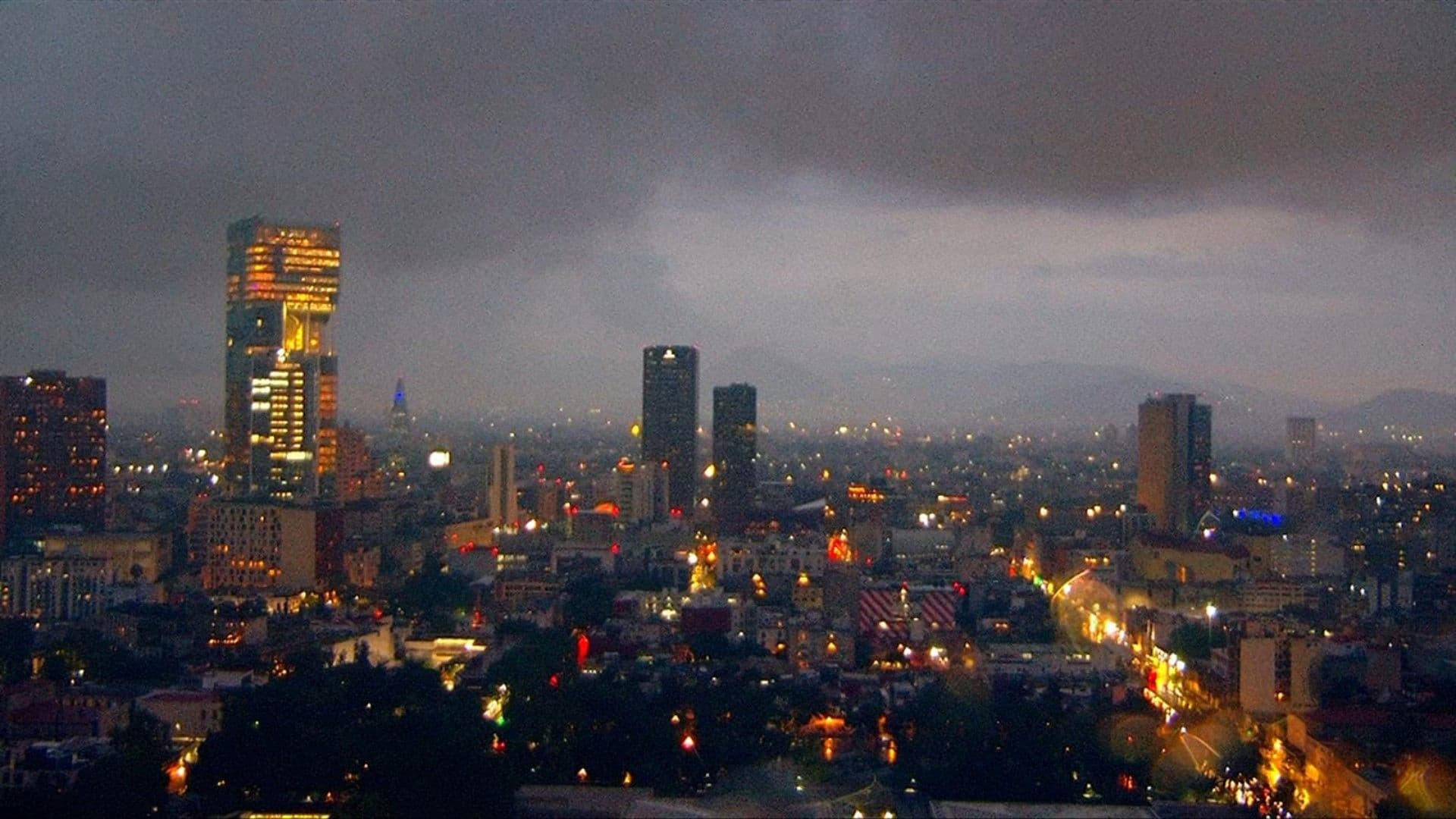 VIDEO |  N+ Capta Impresionante Rayo que Ilumina el Cielo de CDMX Durante Tormenta de Este Viernes