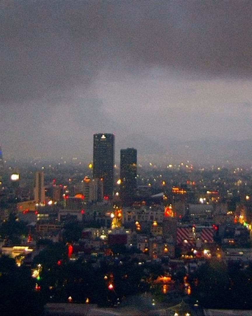 VIDEO |  N+ Capta Impresionante Rayo que Ilumina el Cielo de CDMX Durante Tormenta de Este Viernes