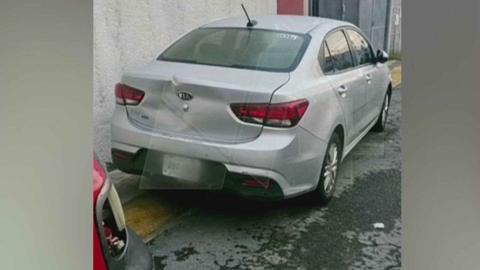 Resguardan Auto Utilizado en el Asesinato del Tecladista de Camilo Séptimo y su Familia