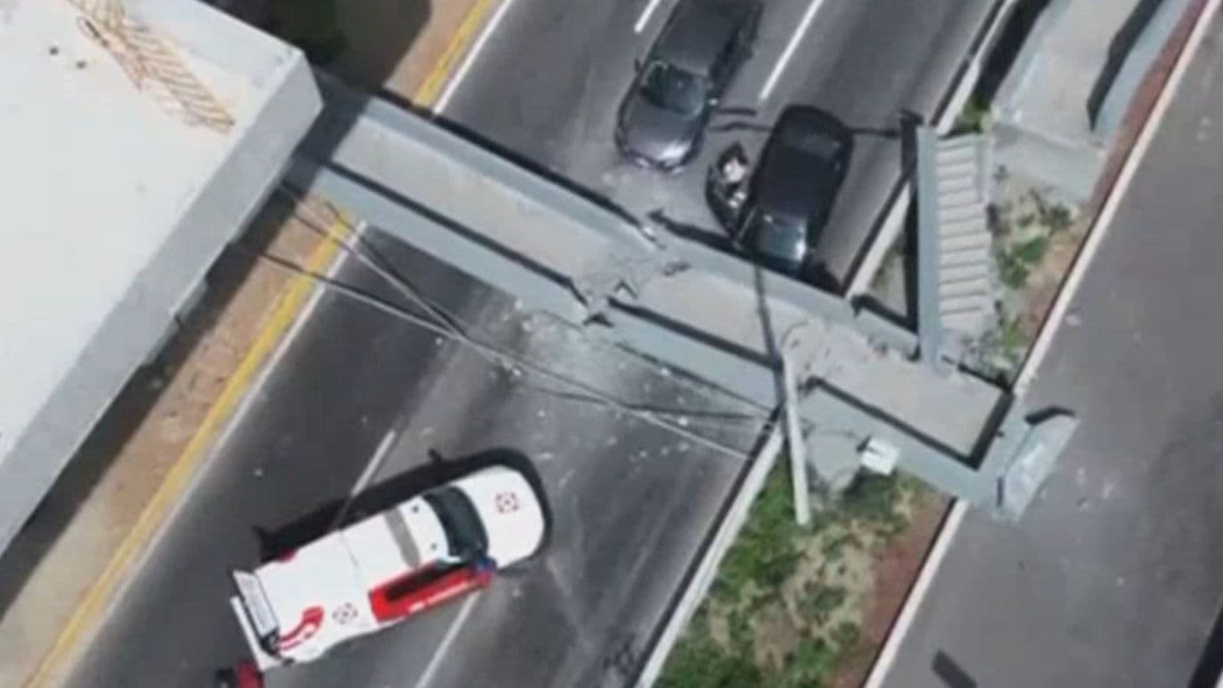 Dron de N+ Capta Puente Peatonal que Colapsó sobre Auto en Av. Constitución, Monterrey