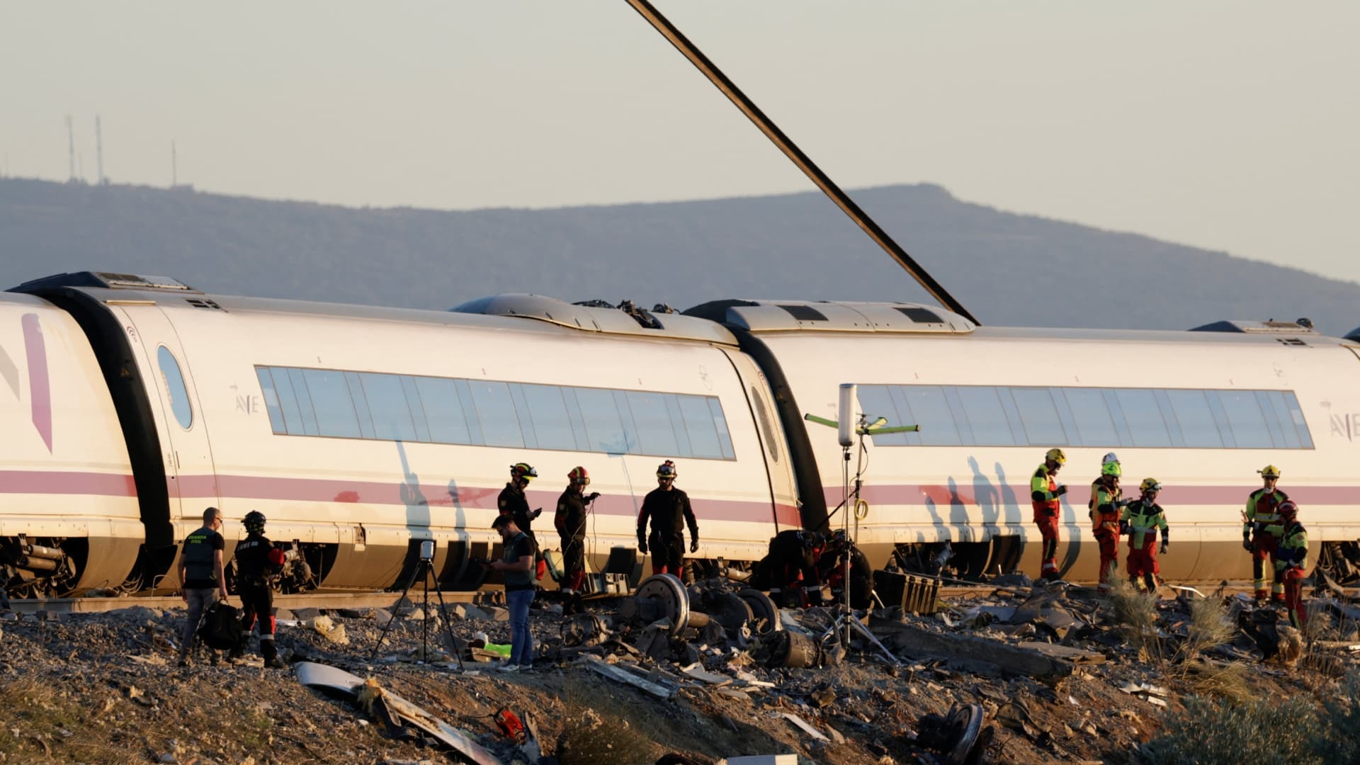 Hay una Persona Mexicana Desaparecida tras Choque de Trenes en España