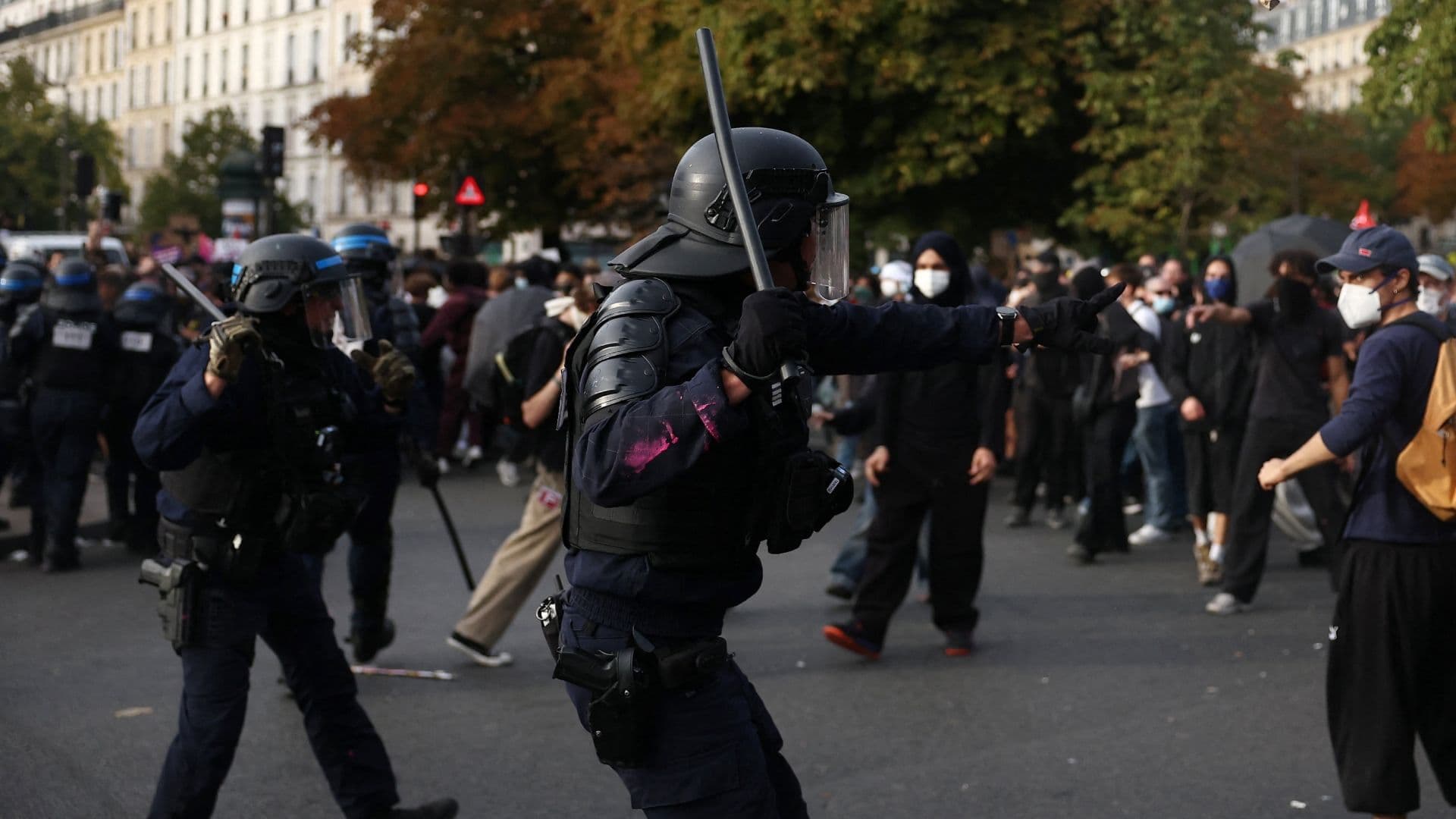 Policías Atacan a Manifestantes de Marcha por la Educación en París