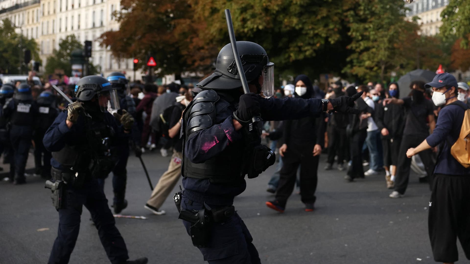 Policías Atacan a Manifestantes de Marcha por la Educación en París