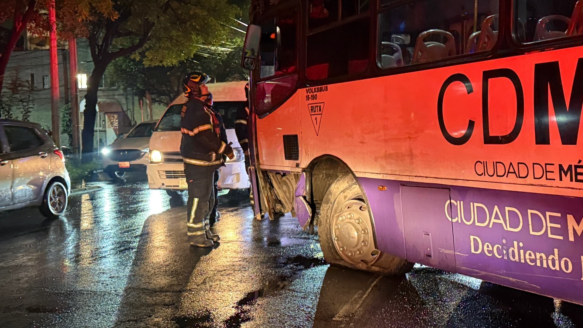 Autobús Choca en el Eje 2 Norte y se Sube a la Banqueta