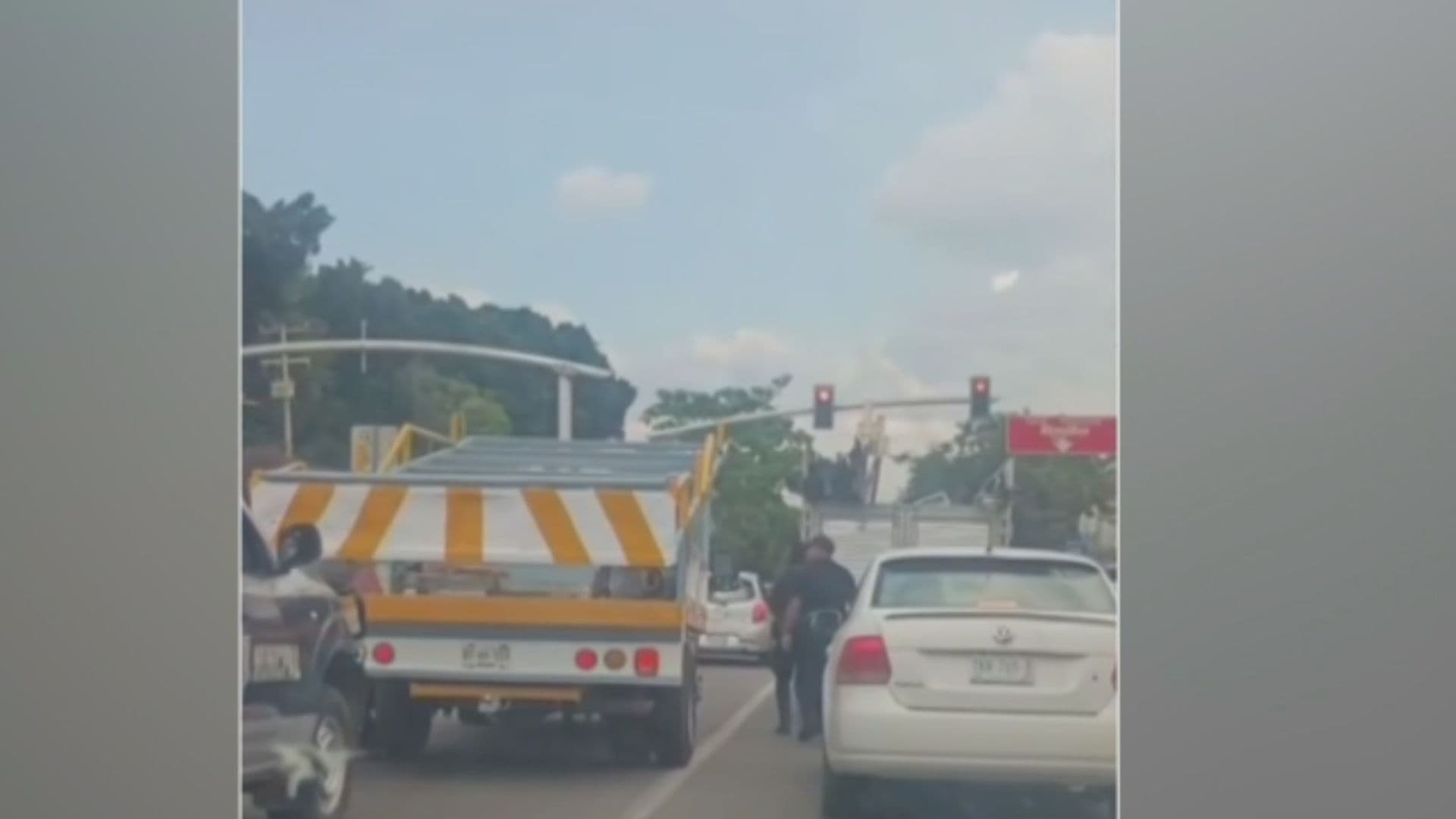 De Película: Conductor de Camioneta de Materiales Escapa a Toda Velocidad en Oaxaca