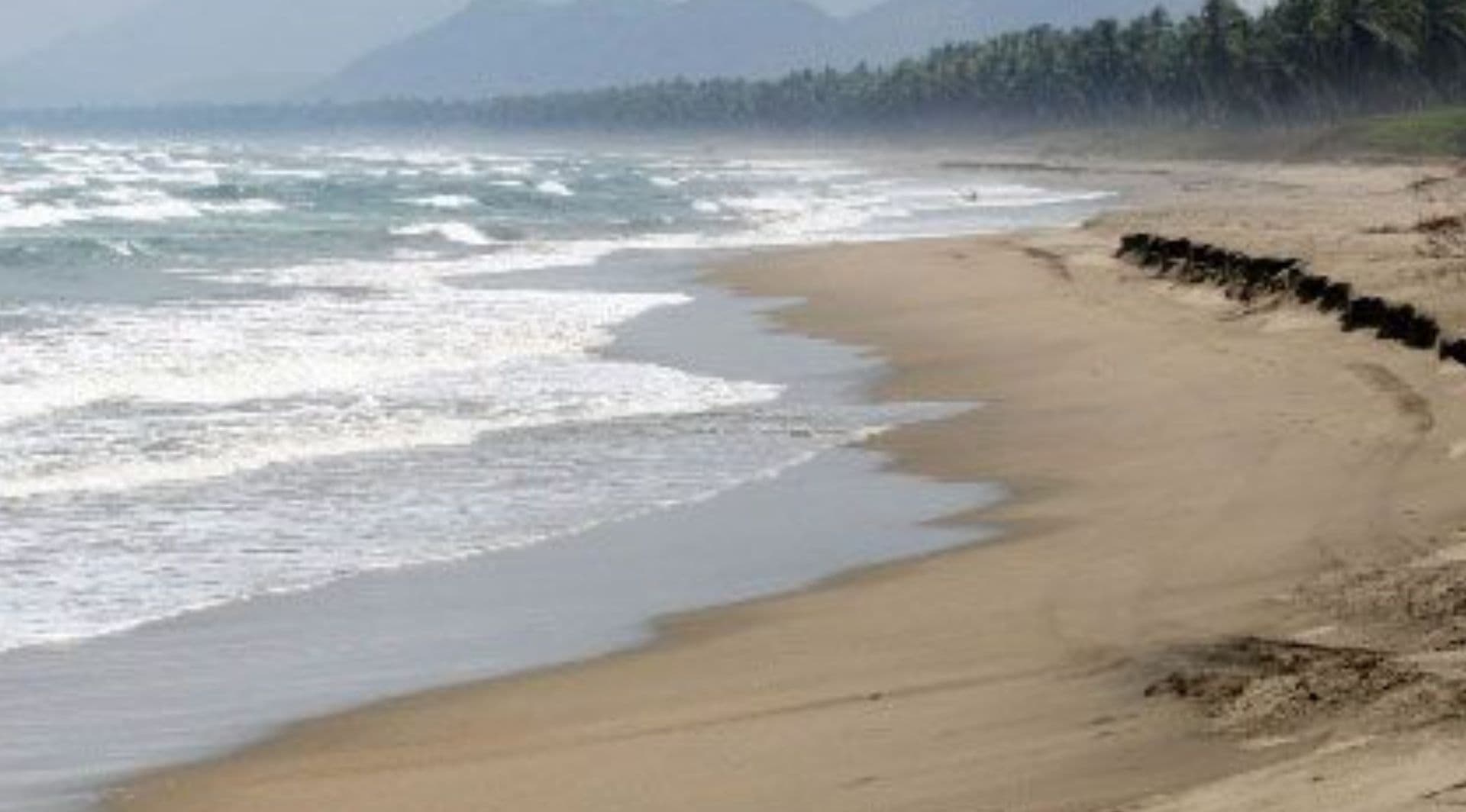 Desaparece Zona de Arena en Playa de Zihuatanejo por Alto Oleaje Provocado por Polo