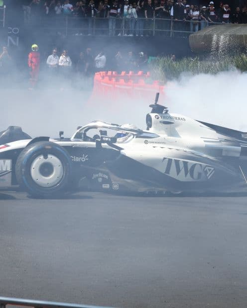 Video | Momento en que Checo Pérez Hace Rugir su Monoplaza Durante el Show Run en Reforma