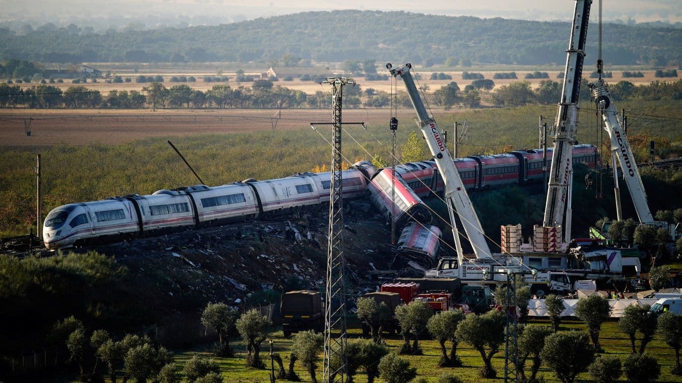 Accidente de Trenes en España Suma 69 Muertos; Continúan Labores de Rescate e Identificación