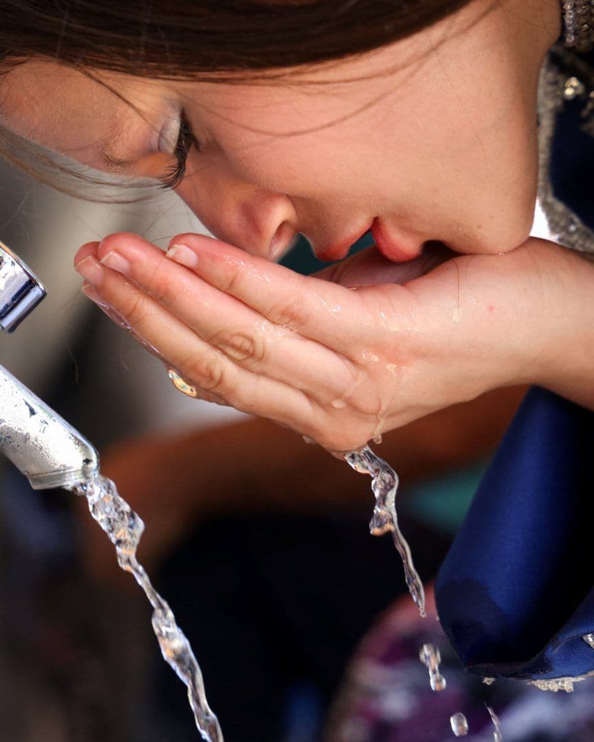 Beber Agua Potable de la Llave.