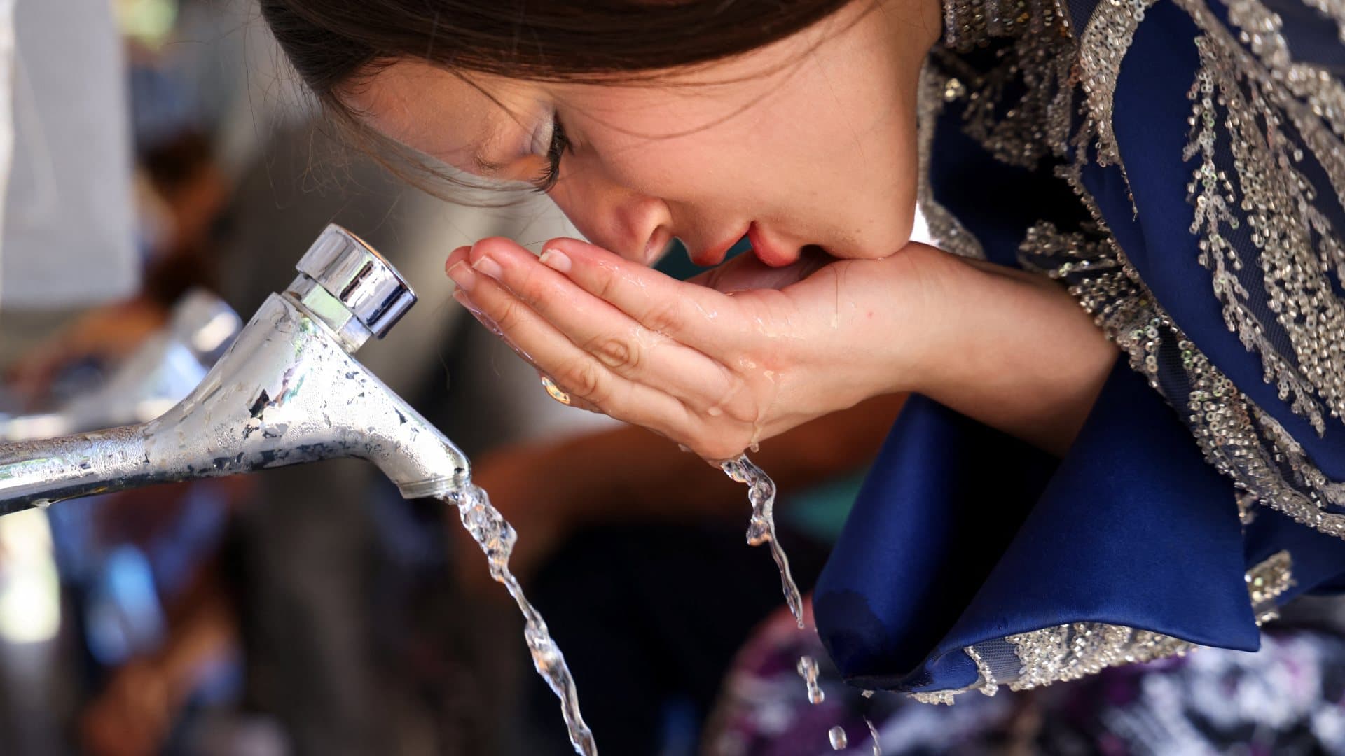 Beber Agua Potable de la Llave.