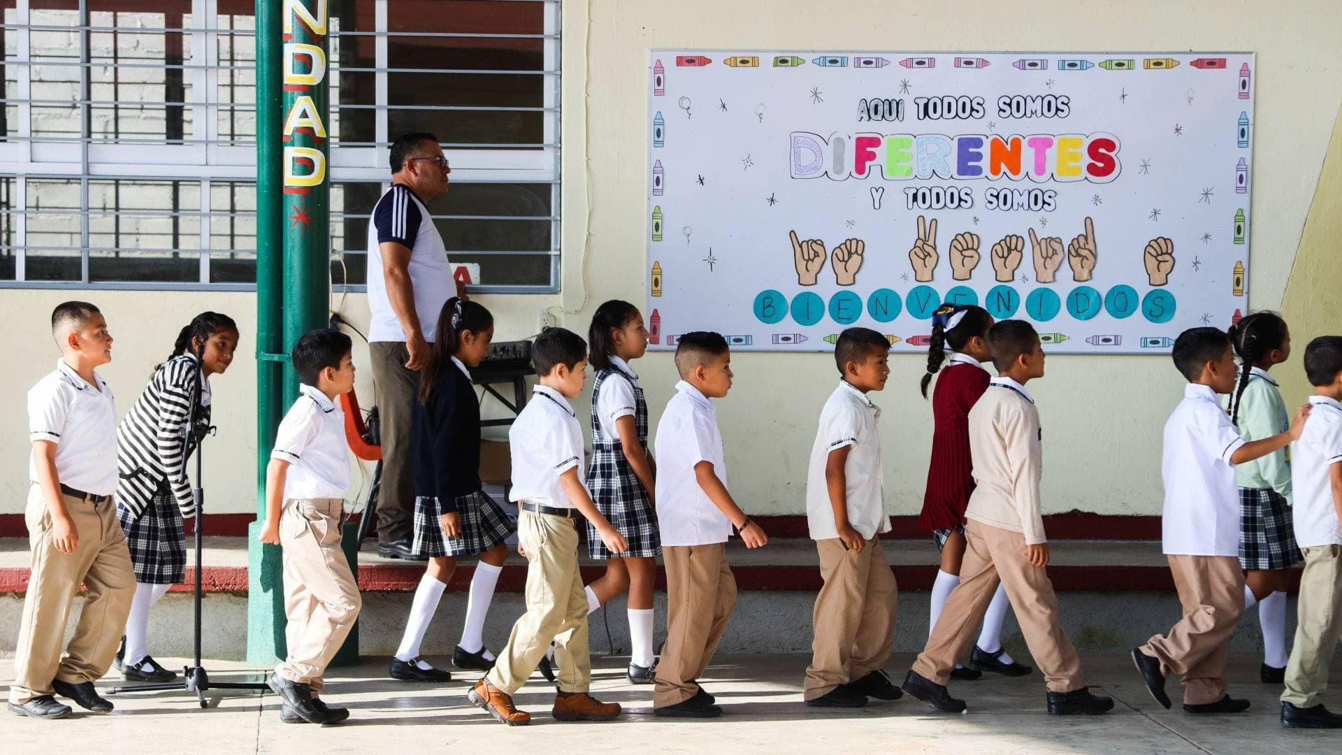 Alumnos de Primaria en escuela. Quienes Quedan Fuera Beca Rita Cetina en 2026