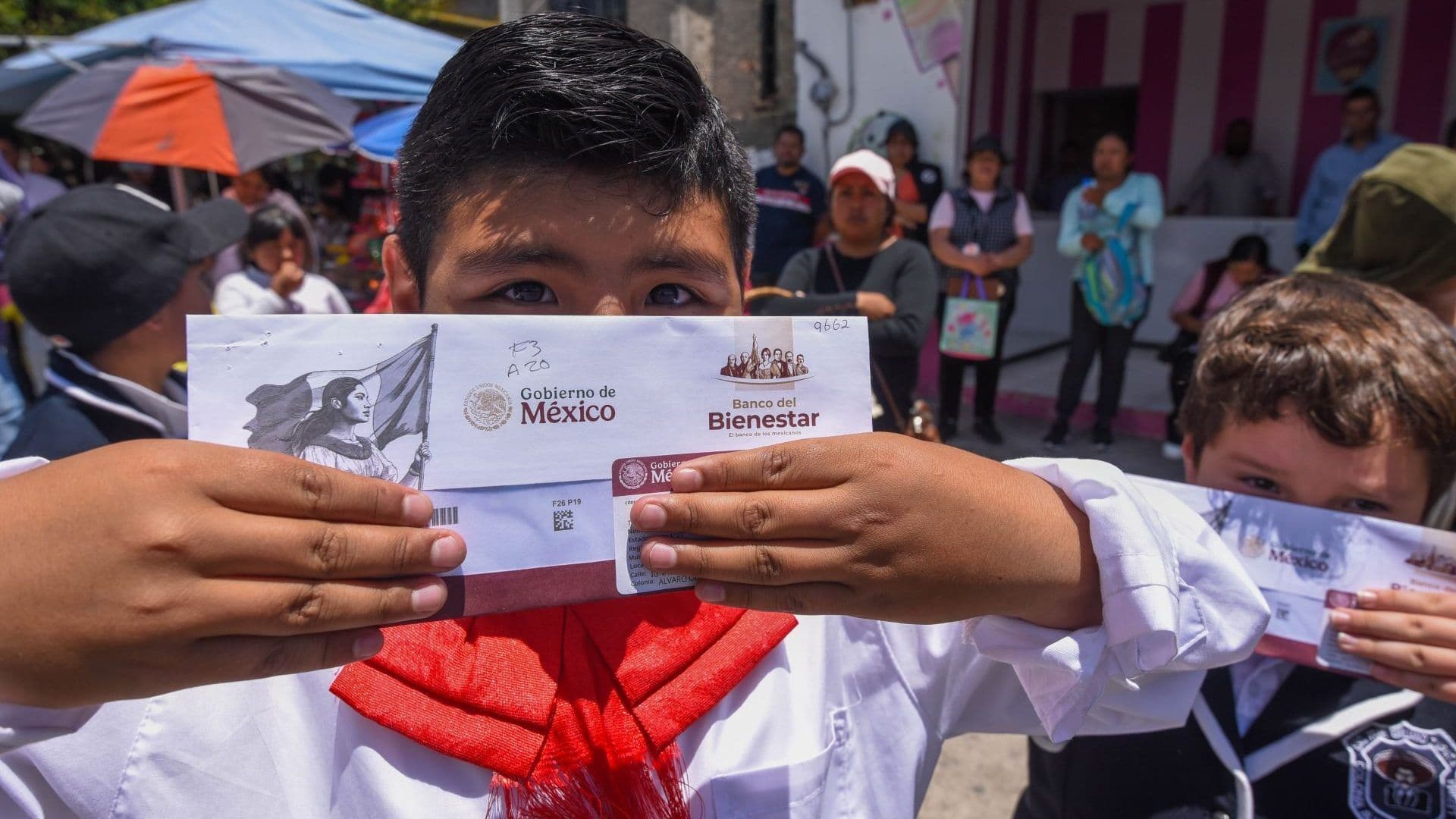 Niño con Tarjeta de la Beca Bienestar. Calendario de Entrega de Tarjeta Beca Rita Cetina Julio 2026.