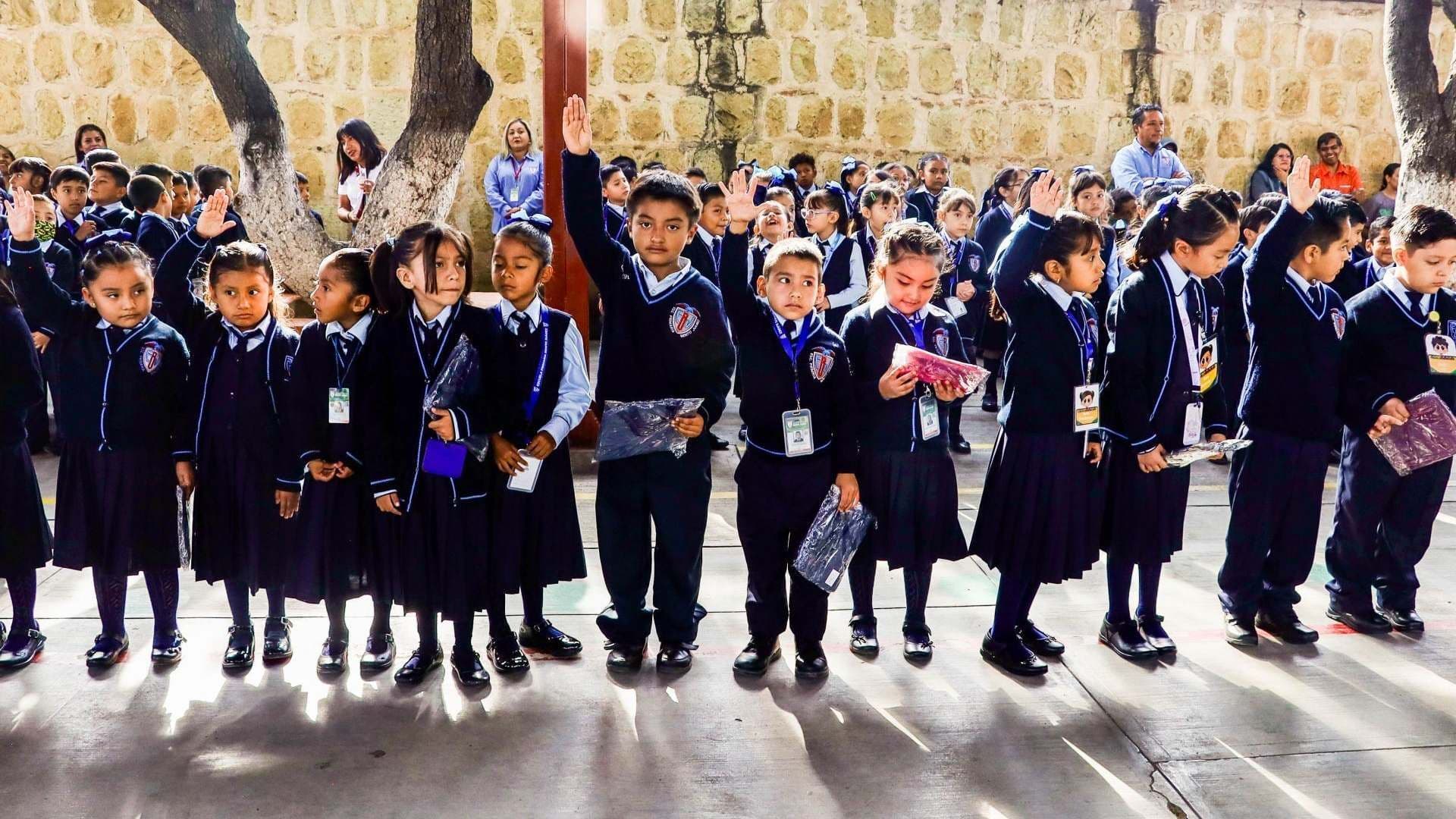 Niños estudiantes de primaria. Apoyo Económico para Uniformes y Útiles Escolares.