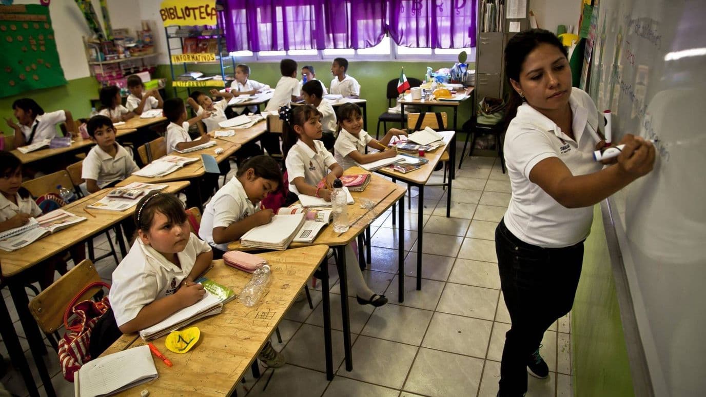 Alumnos dentro de salón de clases. Becas Escuelas Particulares Edomex 2026.